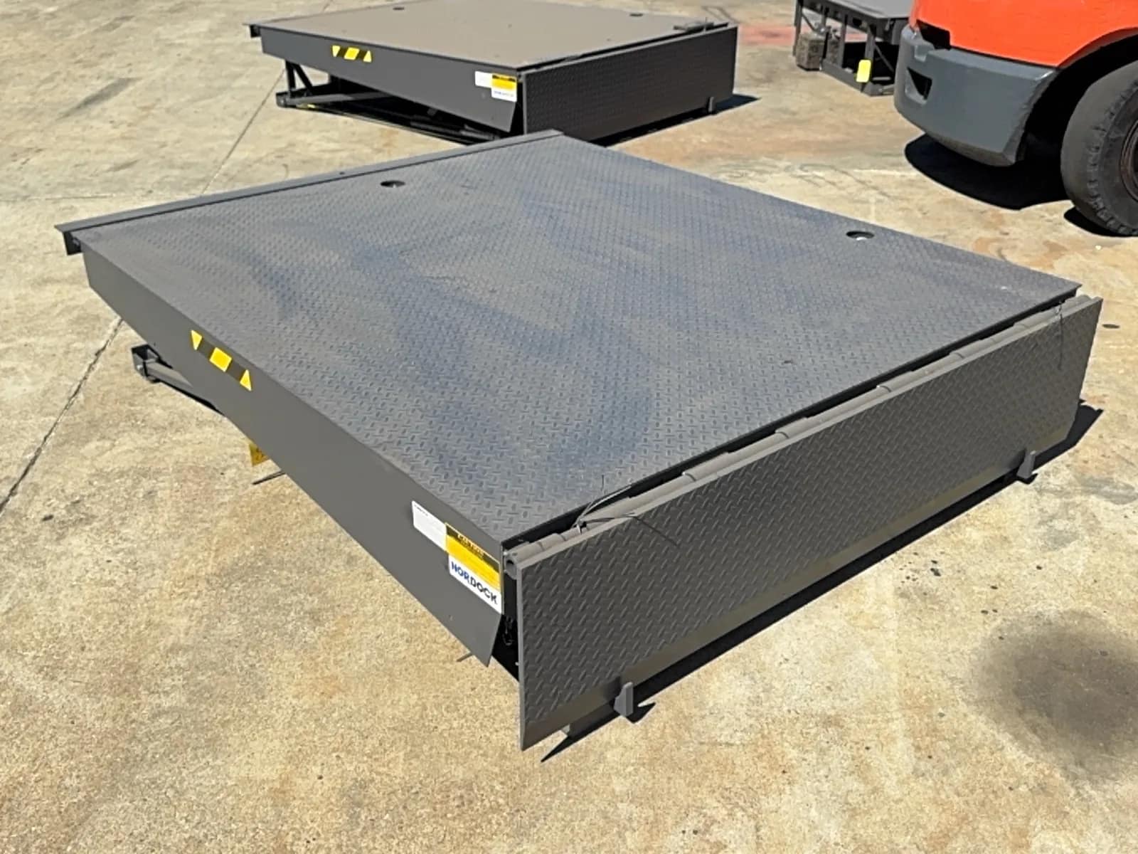 nordock-cm68-45000lb-hydraulic-dock-plate-2522c1