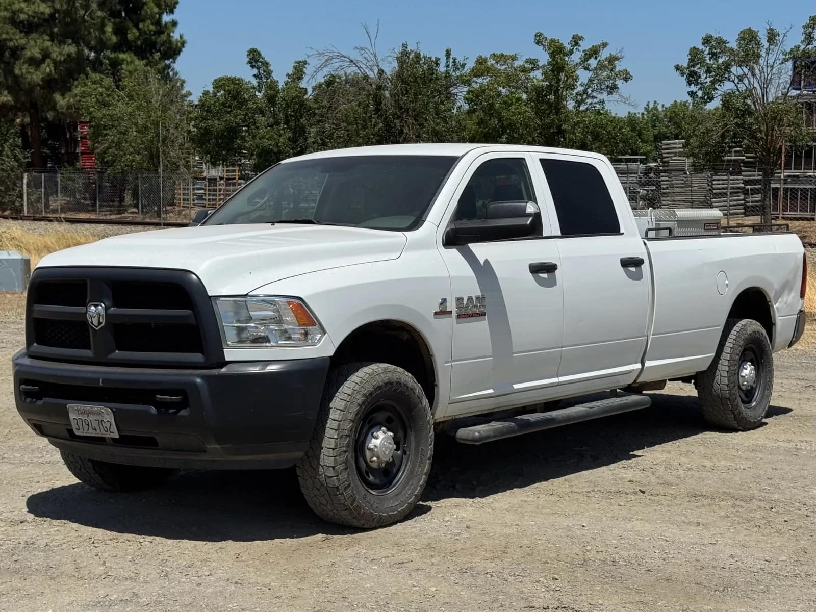2018-ram-2500-crew-cab-cummins-turbo-diesel-4x4-with-bed-mounted-tool-box-and-fuel-tank-mr44rt6w