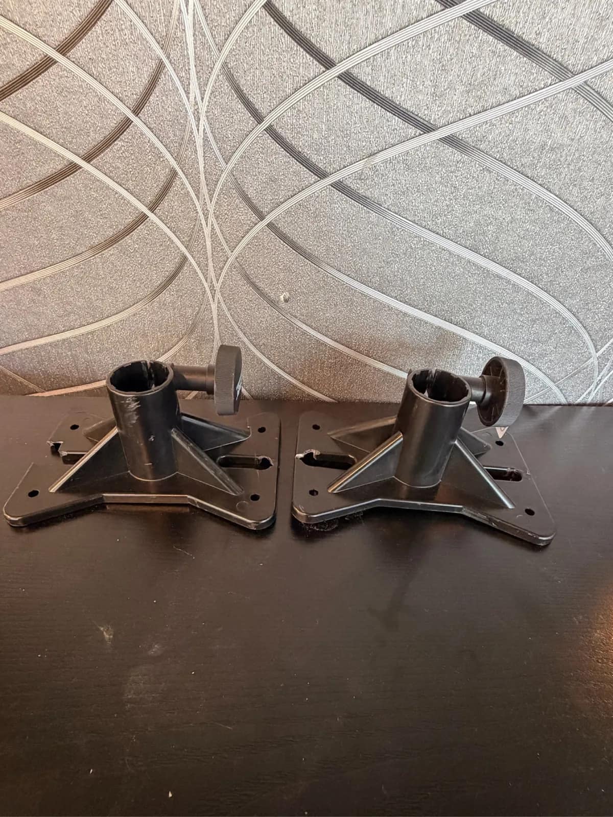 pair-of-speaker-stands-mounting-plates-mqiz5vca