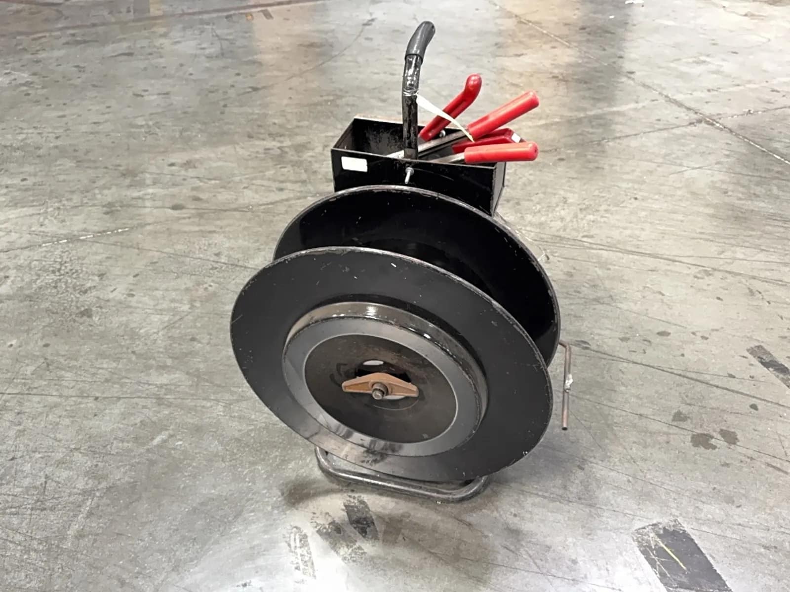 banding-cart-with-tools-tools-and-clips-mqkc6mae