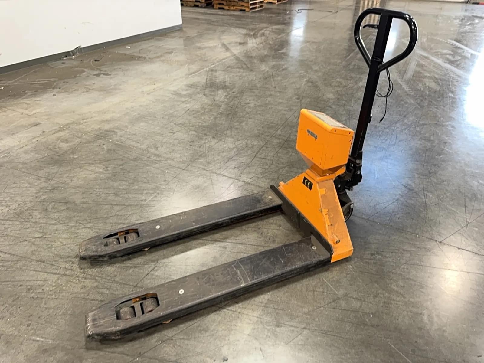 uline-5500lb-capacity-pallet-jack-with-electronic-scale-fb4062