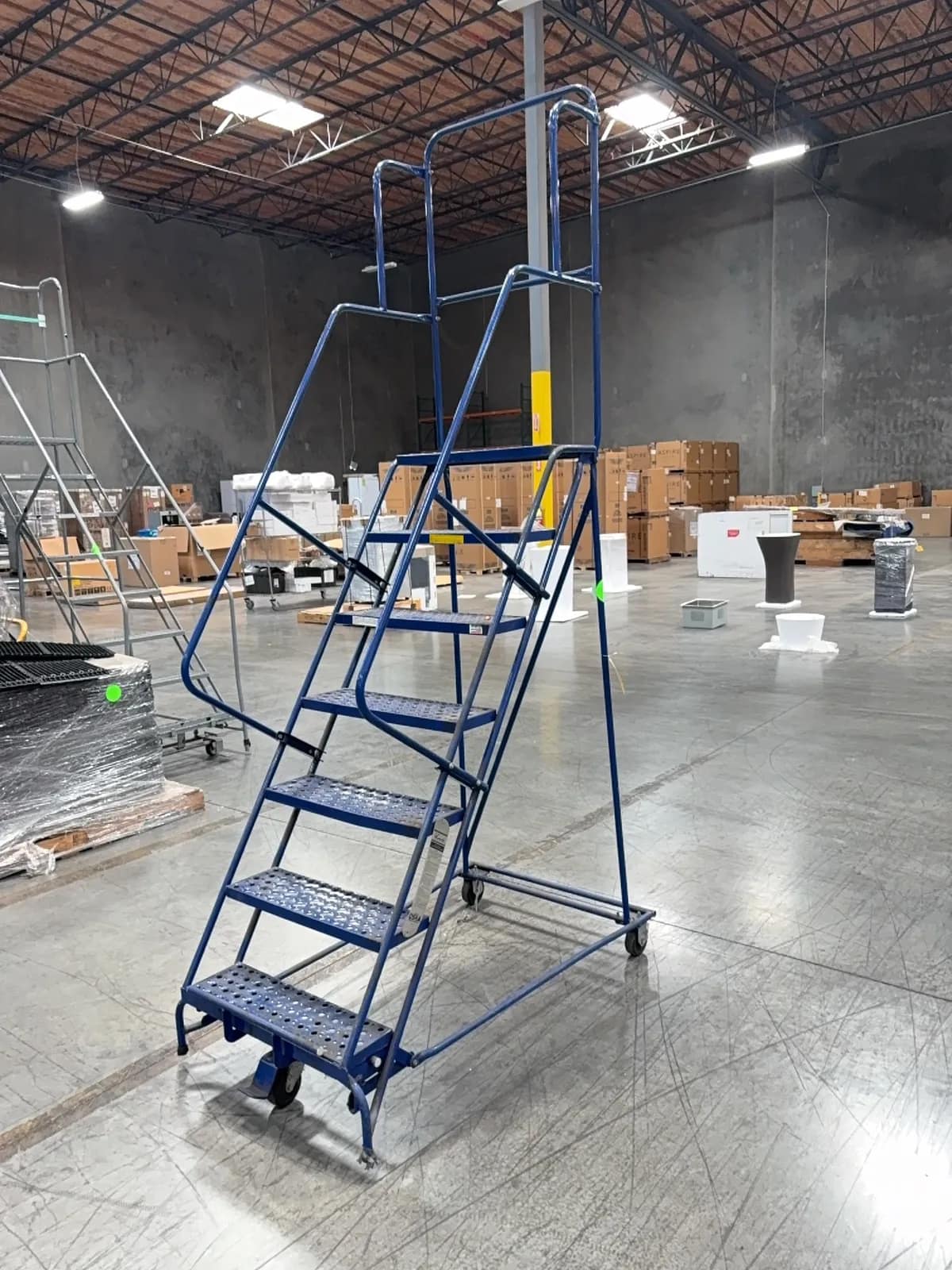 louisville-7-warehouse-ladder-4bccd7