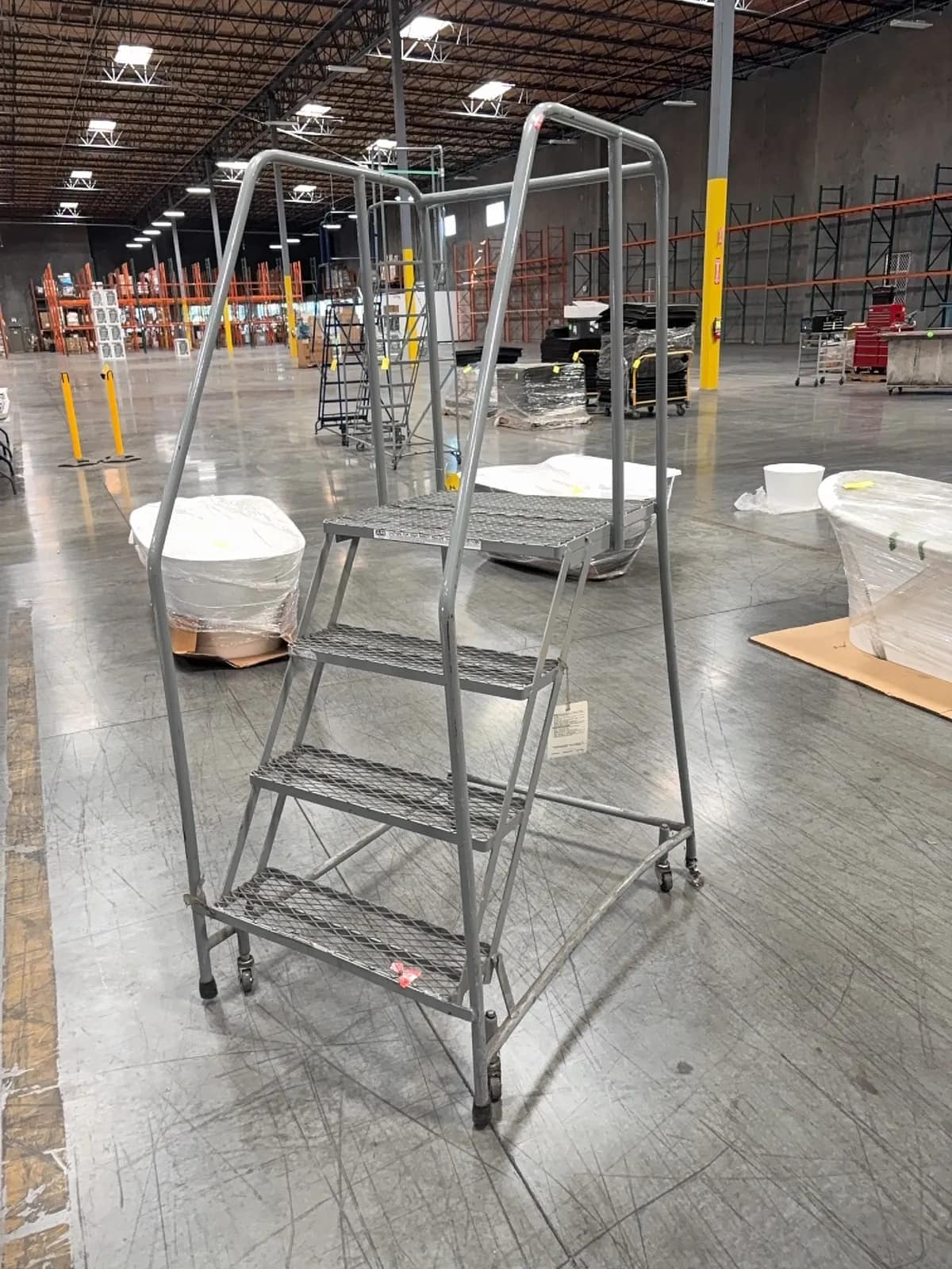 uline-4-warehouse-ladder-63c392