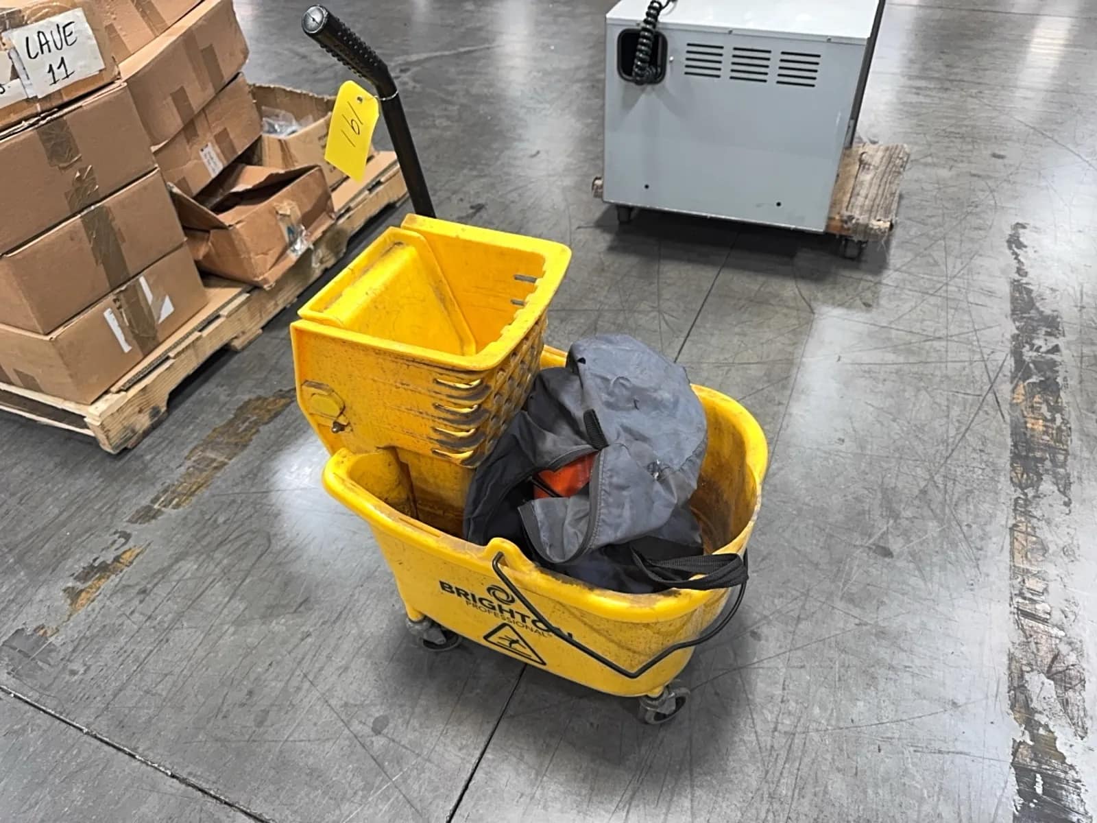 mop-bucket-1f4d41