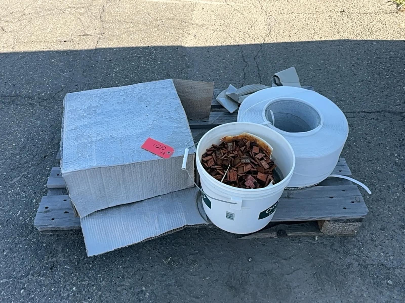 contents-of-pallet-bucket-of-banding-clips-and-2-rolls-of-banding-wire-1306a2