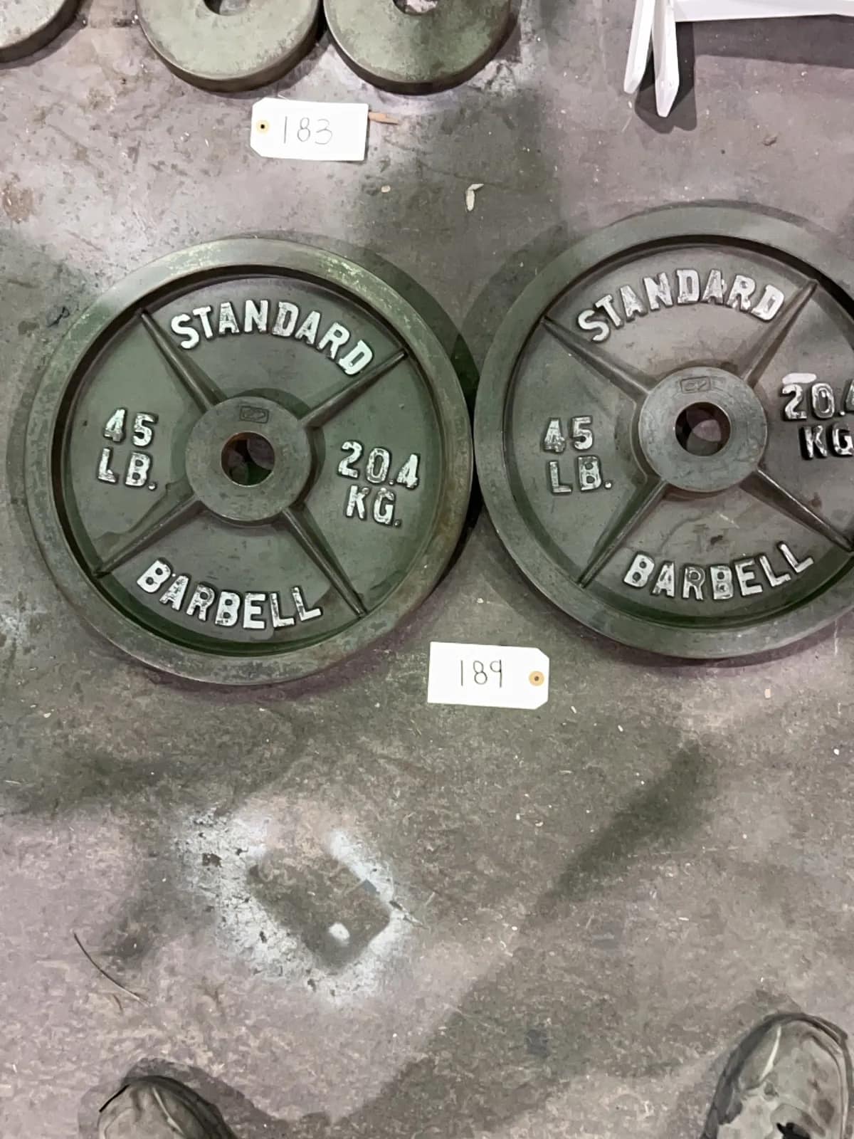 standard-45-lb-barbell-weight-plates-pair-e2fd37