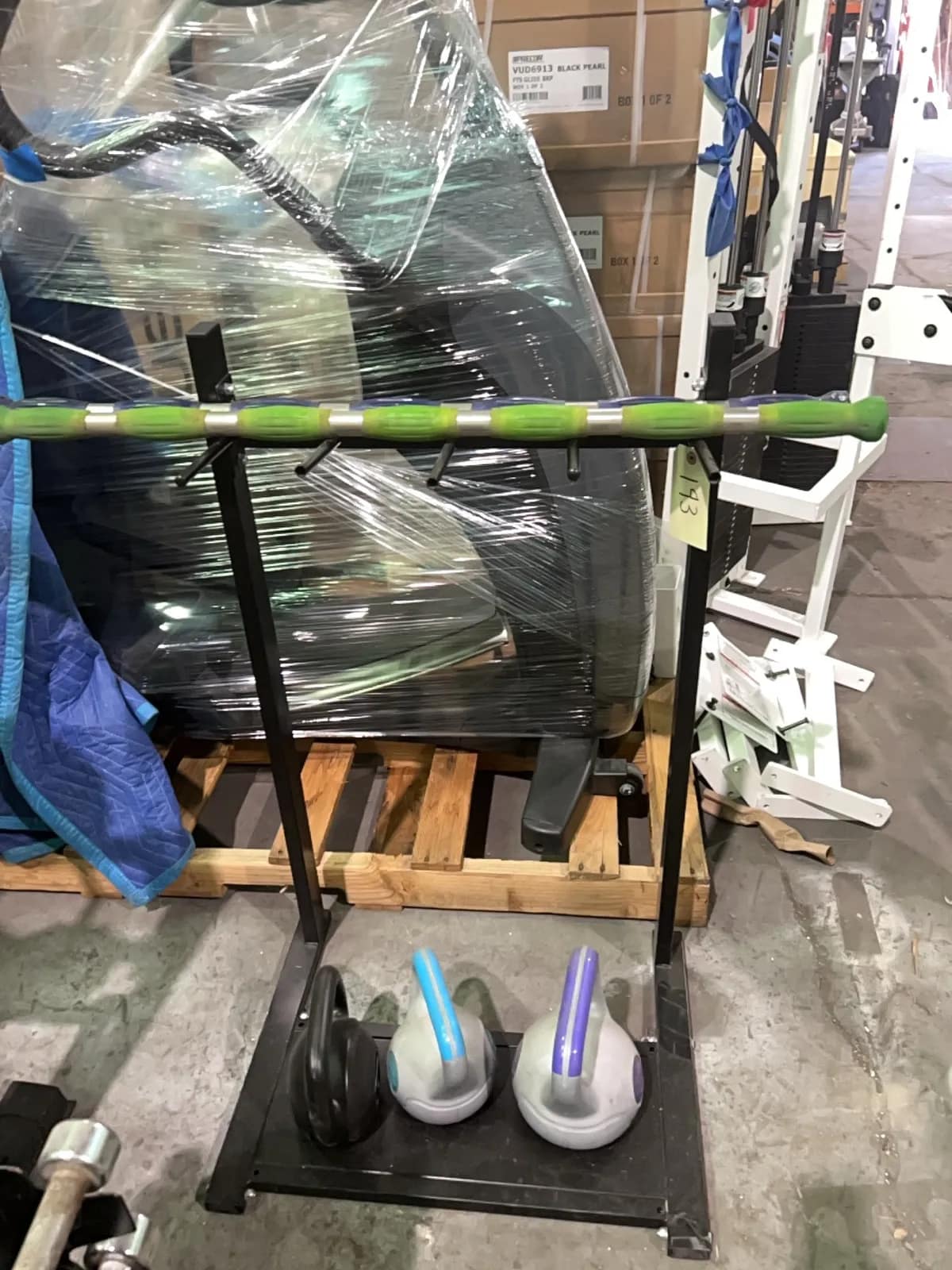 kettlebell-rack-with-two-kettlebells-and-exercise-equipment-43c940