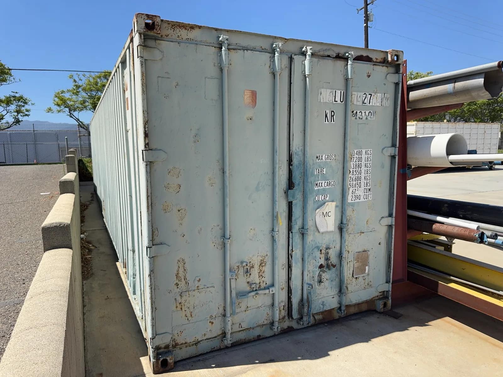40-shipping-container-with-6-cantilever-columns-welded-to-side-contents-not-included-mrjibthb