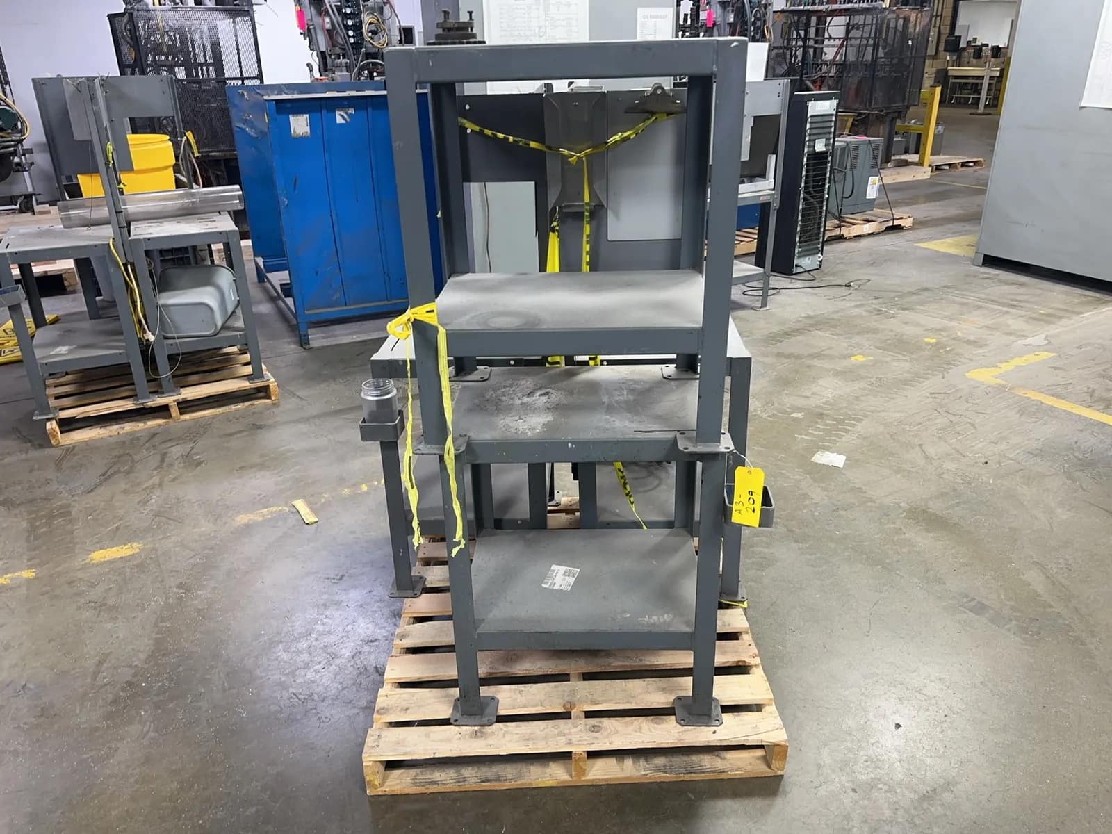 contents-of-pallet-3-uline-work-benches-aa3b64