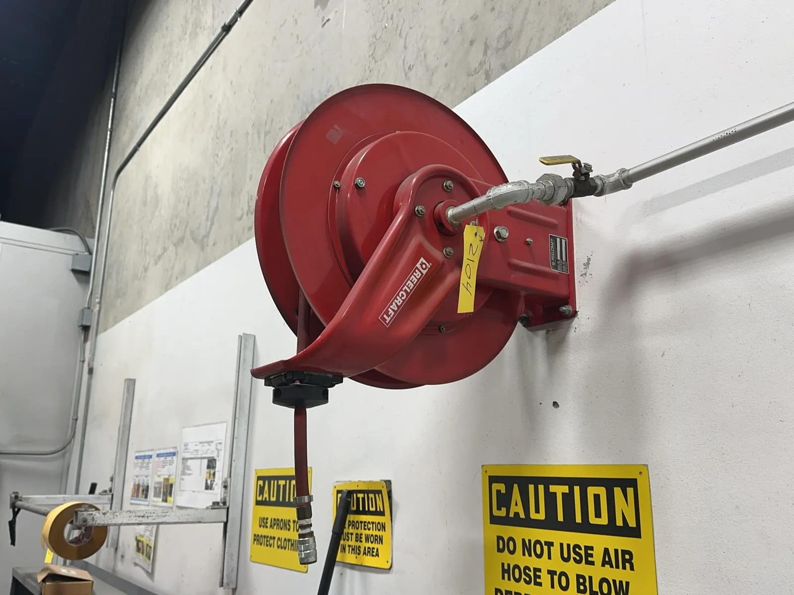 reelcraft-2z864b-wall-mounted-air-hose-reel-mqsj0zm8