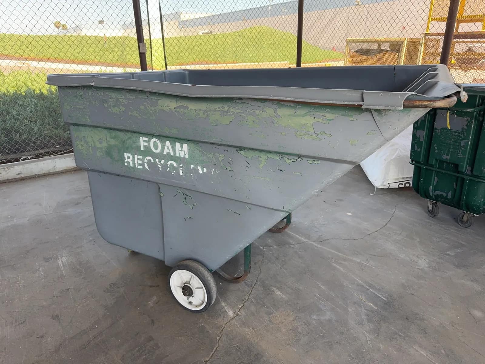 trash-tilt-truck-mrl9w2c1