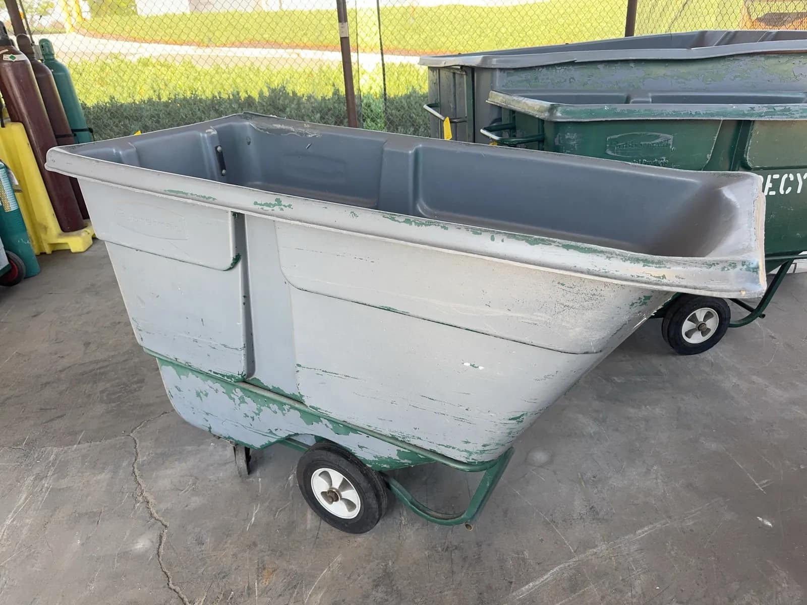 trash-tilt-truck-mrl9wgiq