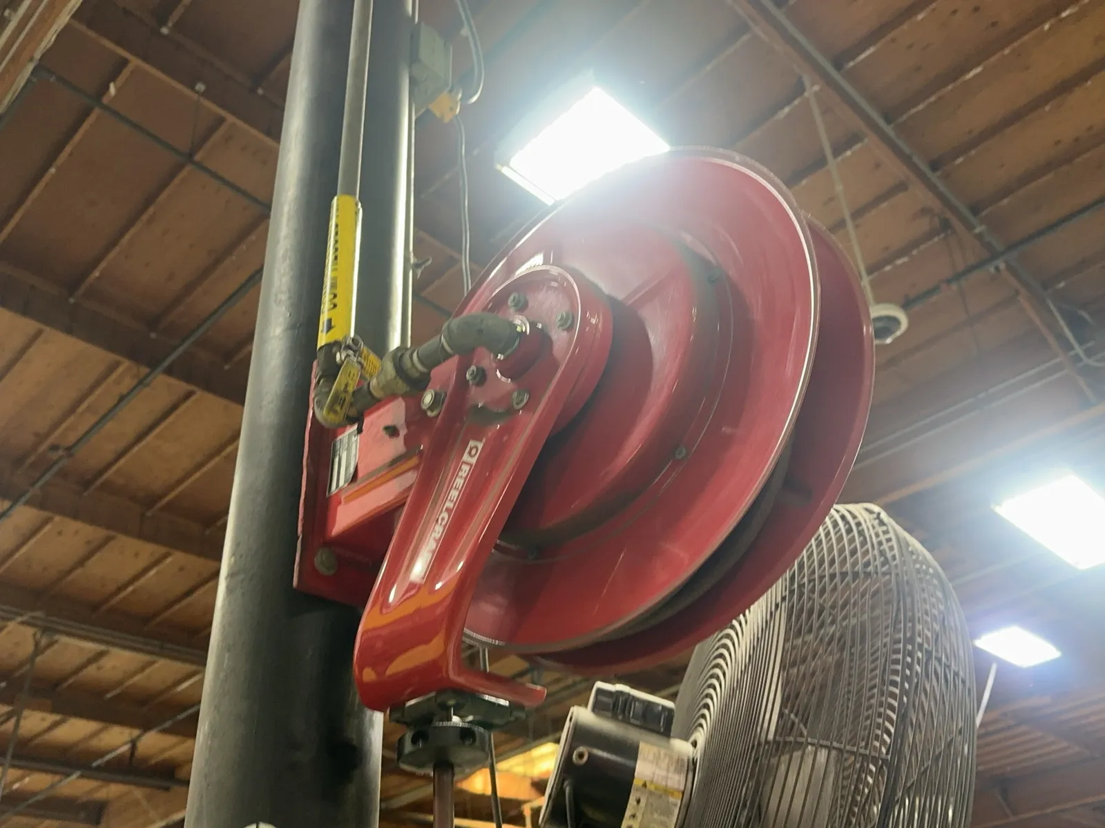 reelcraft-wall-mounted-air-hose-reel-mqtzb9ax