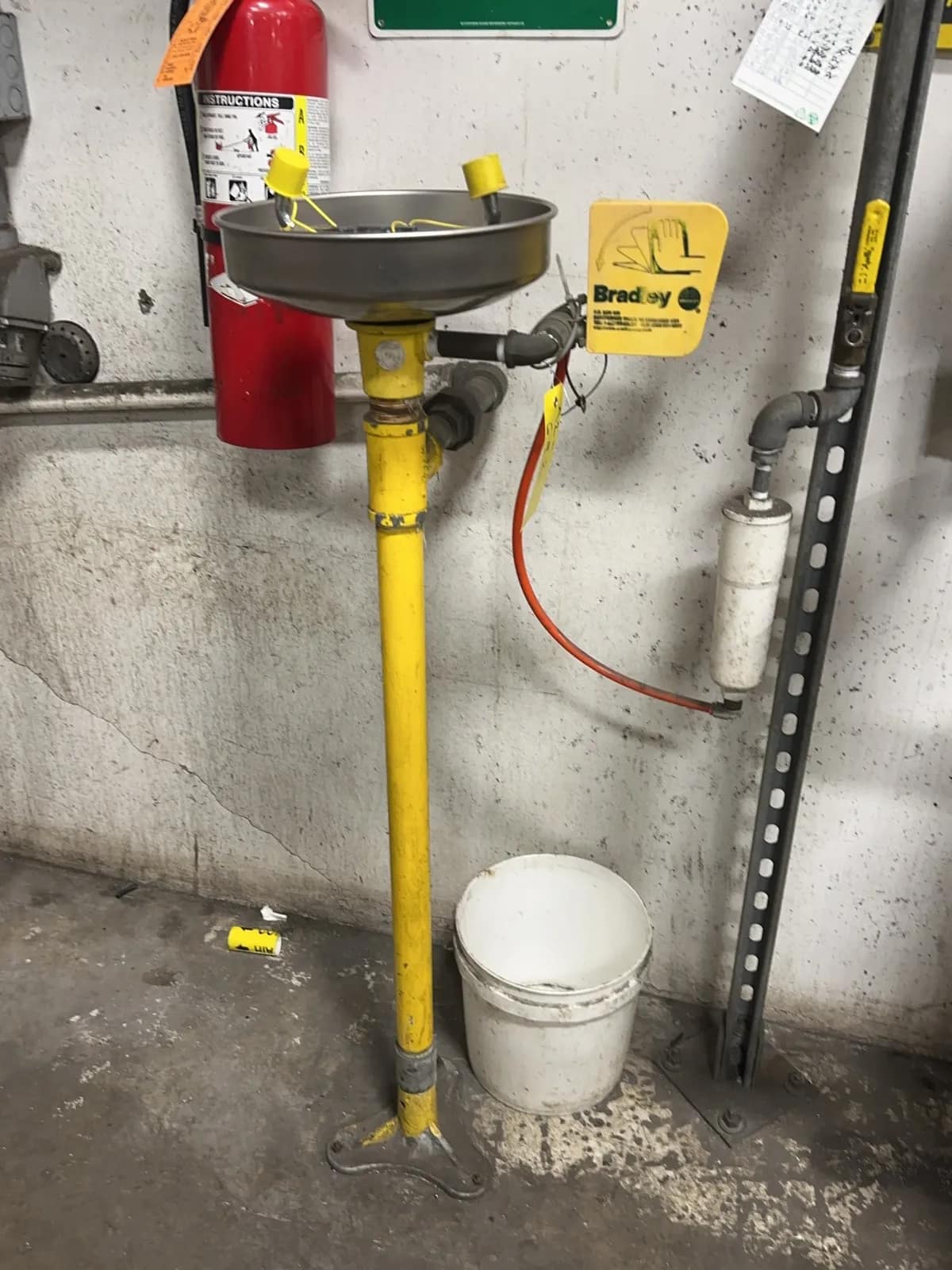 bradley-emergency-eye-wash-station-mrjct1uv