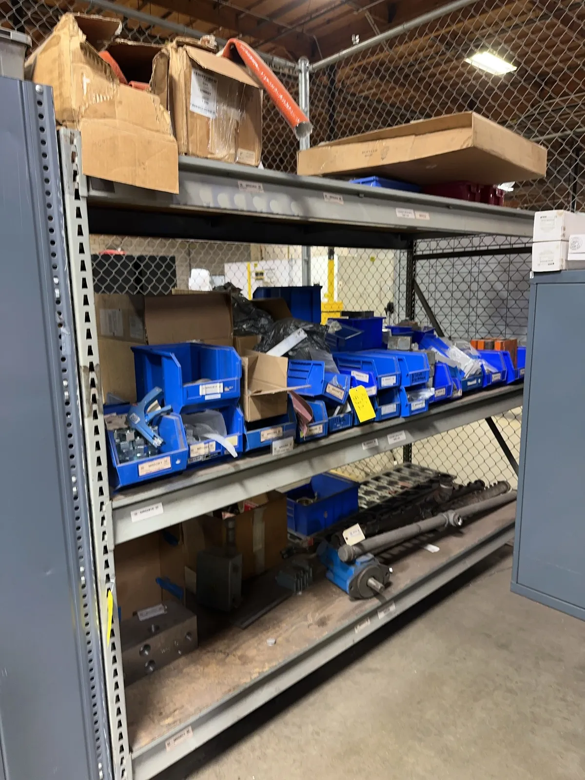 contents-of-rack-assorted-heavy-duty-hardware-industrial-knit-sleeves-mach-bead-manifold-and-more-mrdq4noj