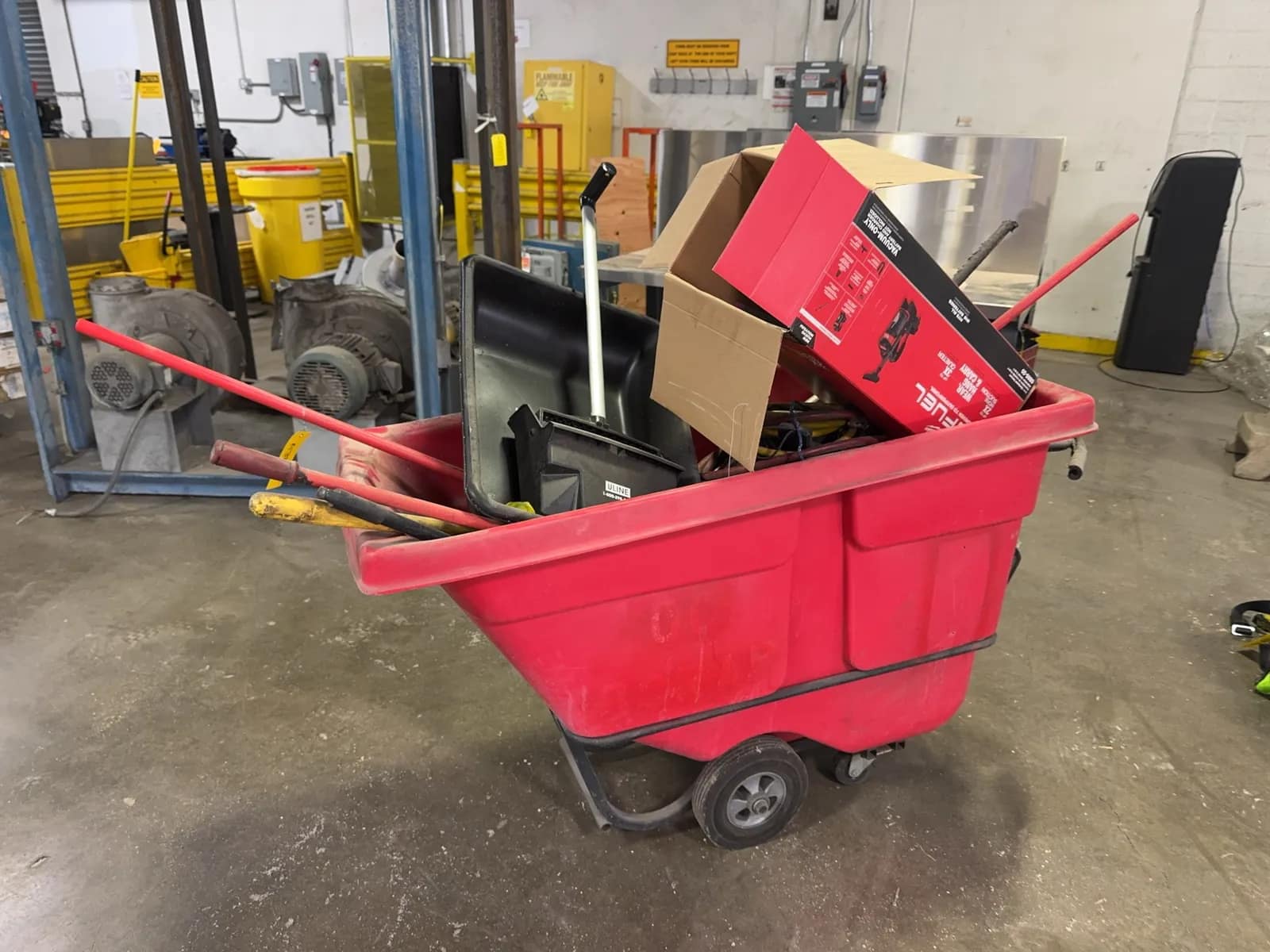 rubbermaid-commercial-trash-tilt-truck-with-contents-mrm9ug9v