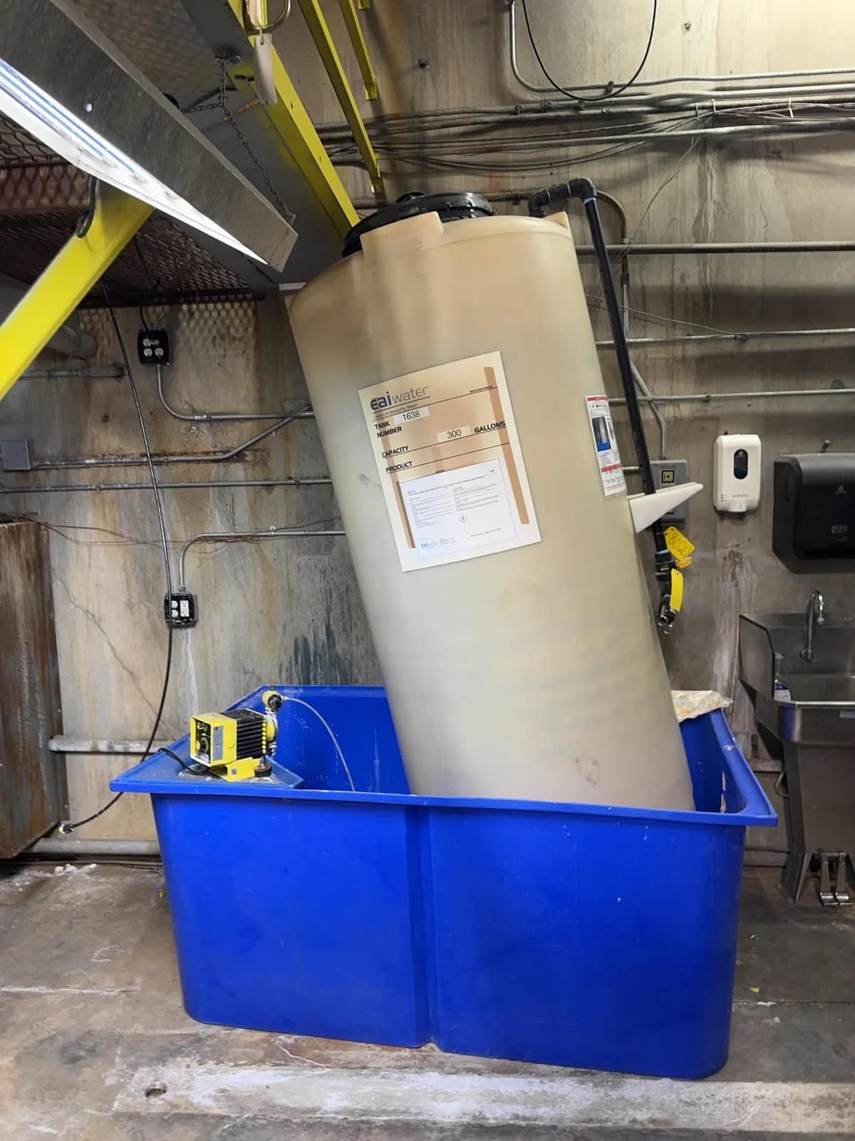 300-gallon-water-tank-with-containment-mrjctgni