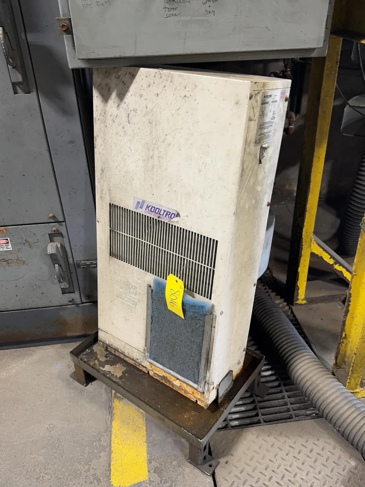 kooltronic-ka4c5dp33l-air-cooled-panel-mounted-air-conditioner-mrjmgqfv