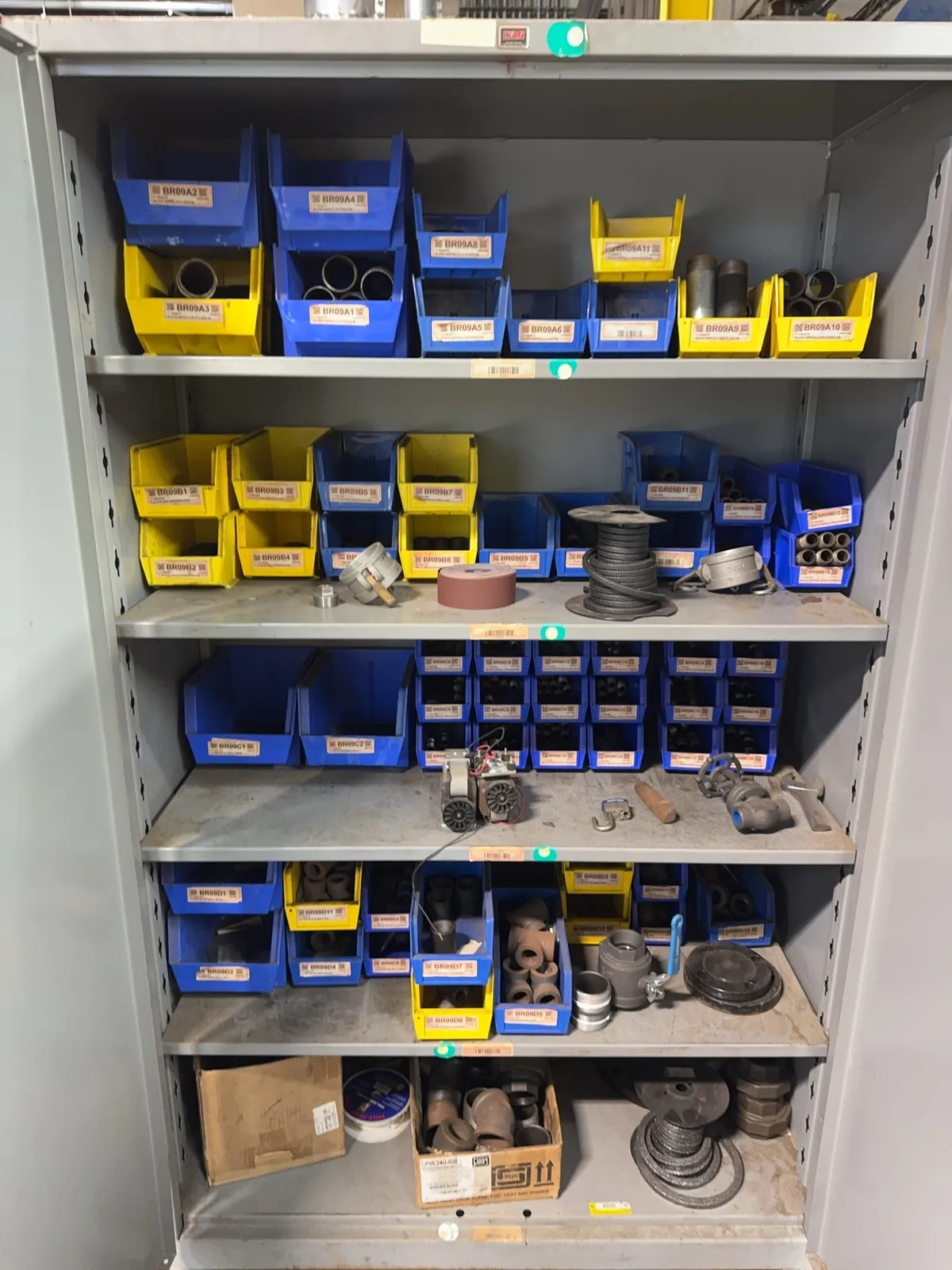 contents-of-cabinet-assorted-hardware-mrdq5bde