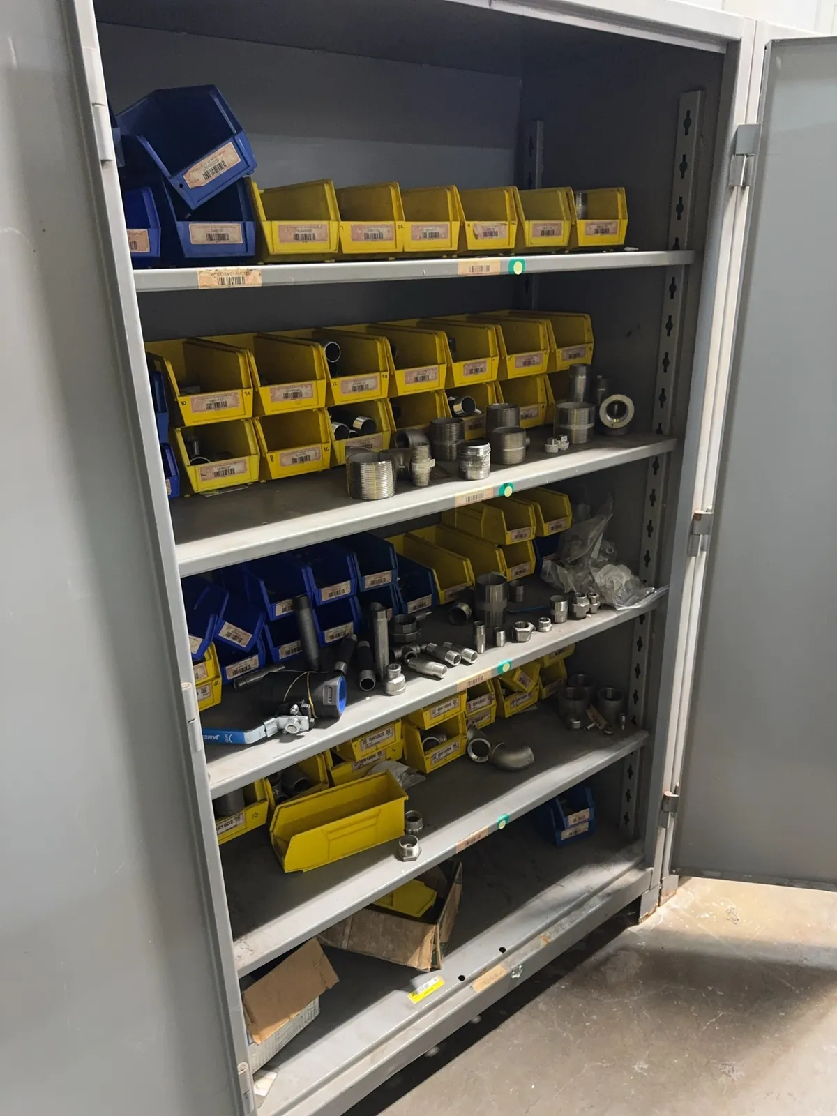 contents-of-cabinet-assorted-hardware-mrdq5bdx