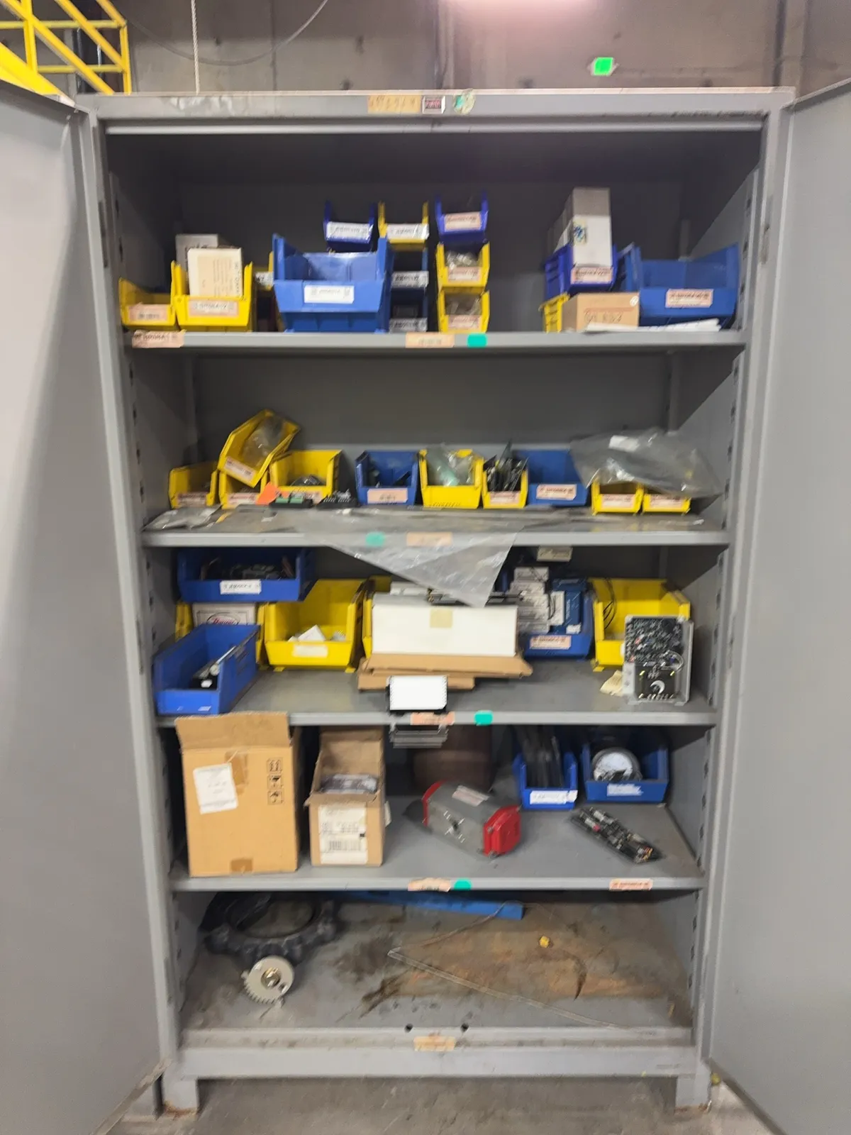 contents-of-cabinet-hardware-organizers-filters-and-assorted-hardware-mrdq5gw8