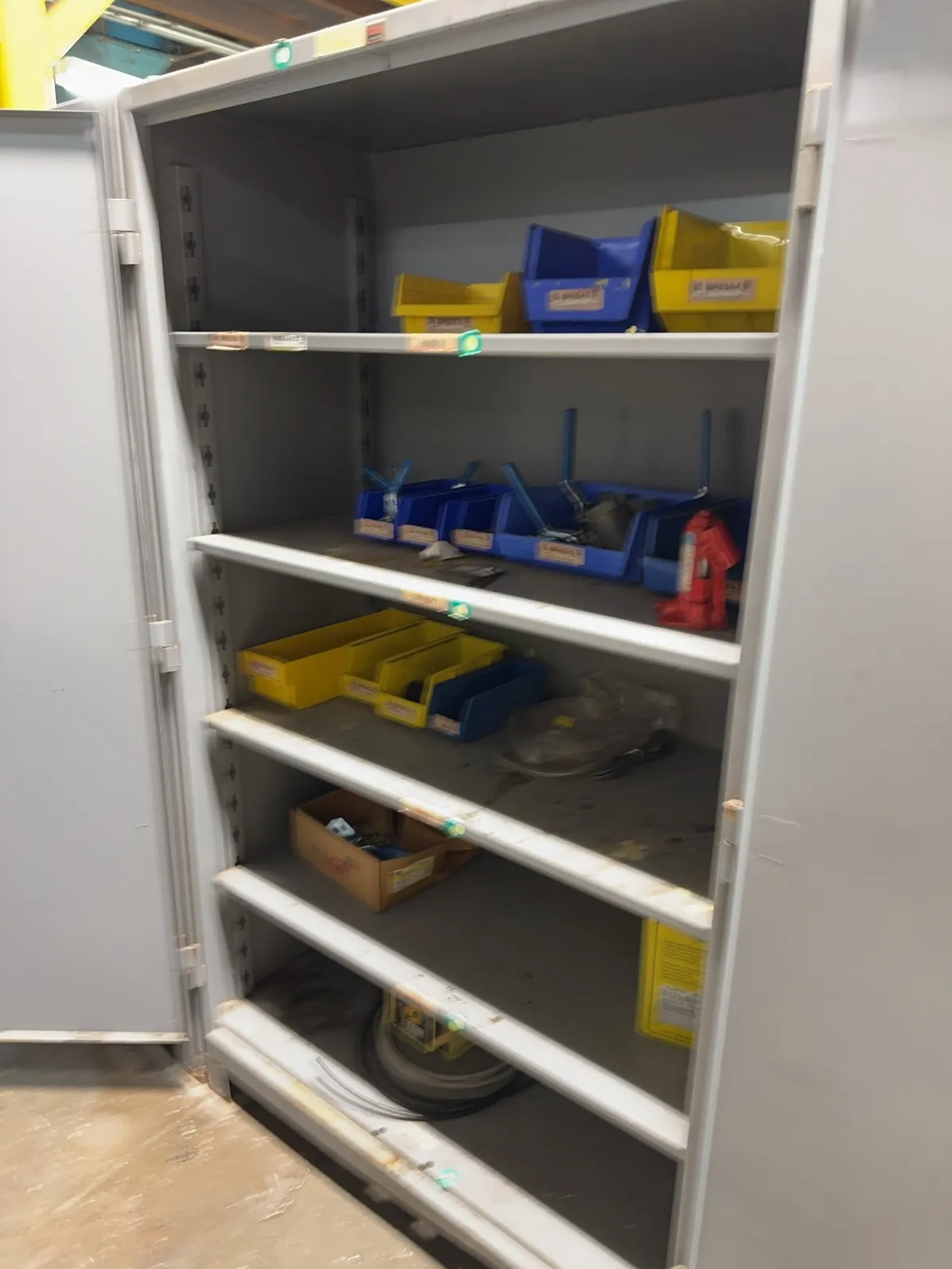 contents-of-cabinet-valves-bottle-jack-pump-and-more-mrdq5gwm