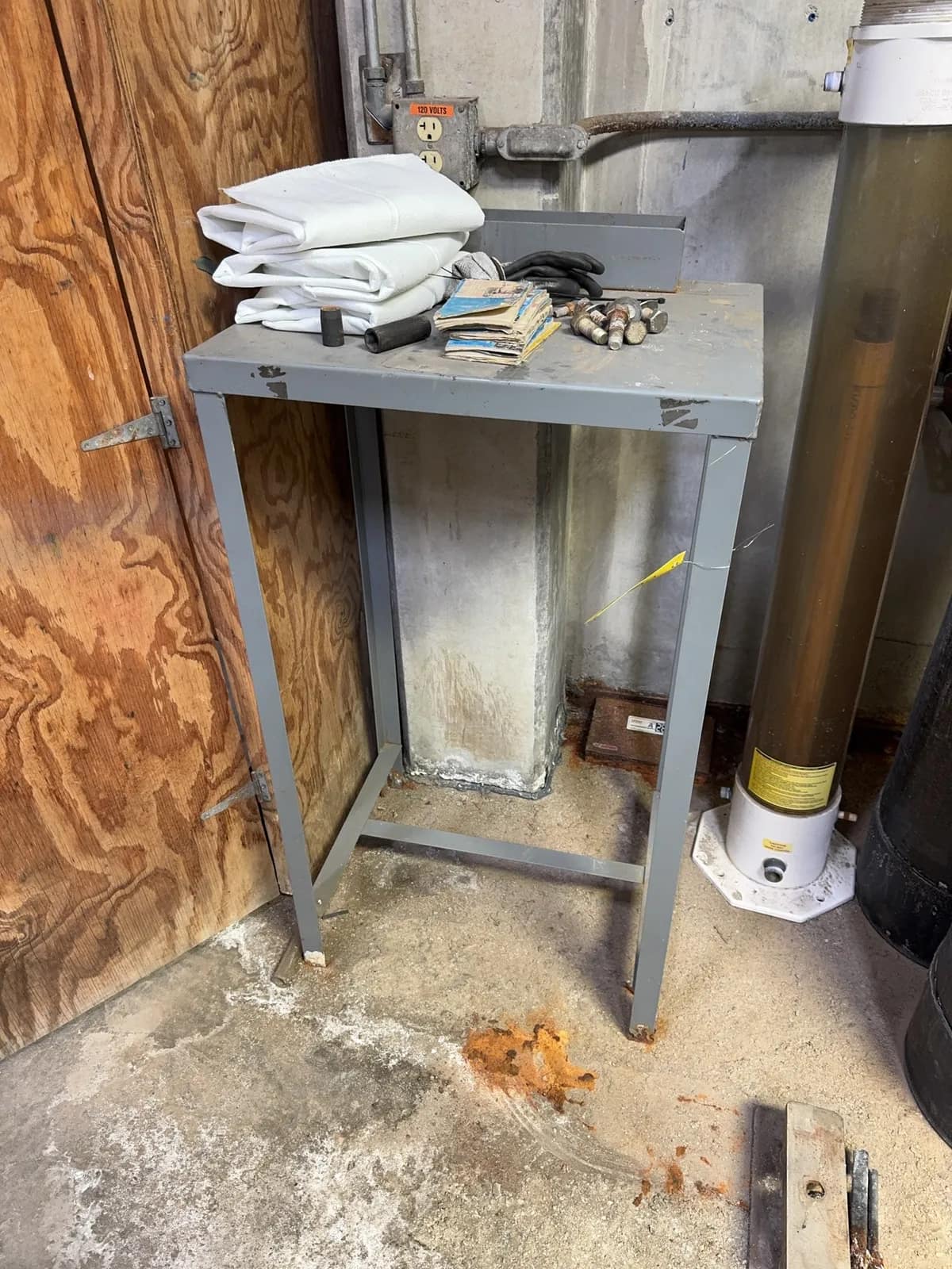 metal-table-mrmj9x3m