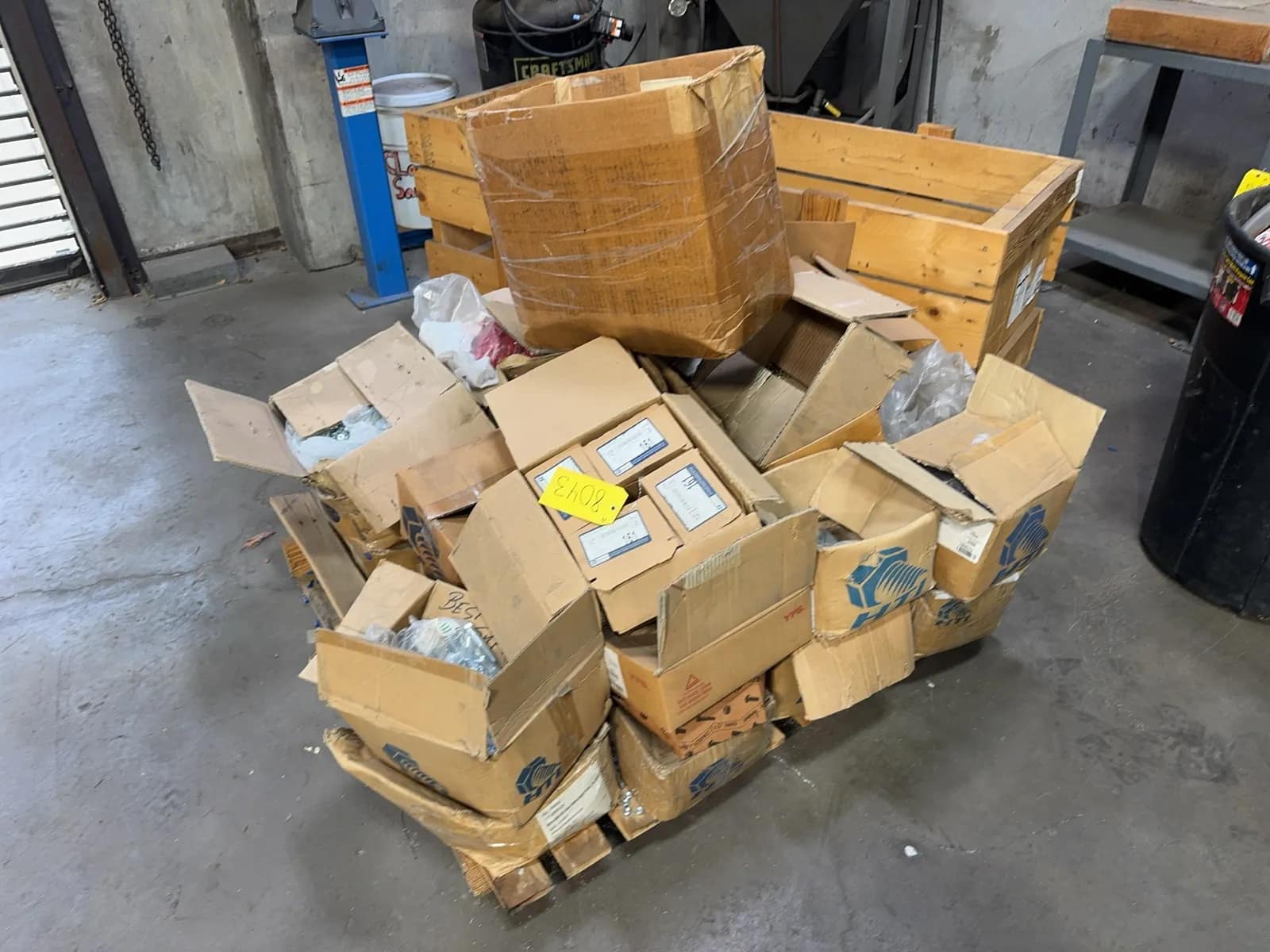 contents-of-pallet-assorted-hardware-nuts-and-bolts-mrdq5gwi