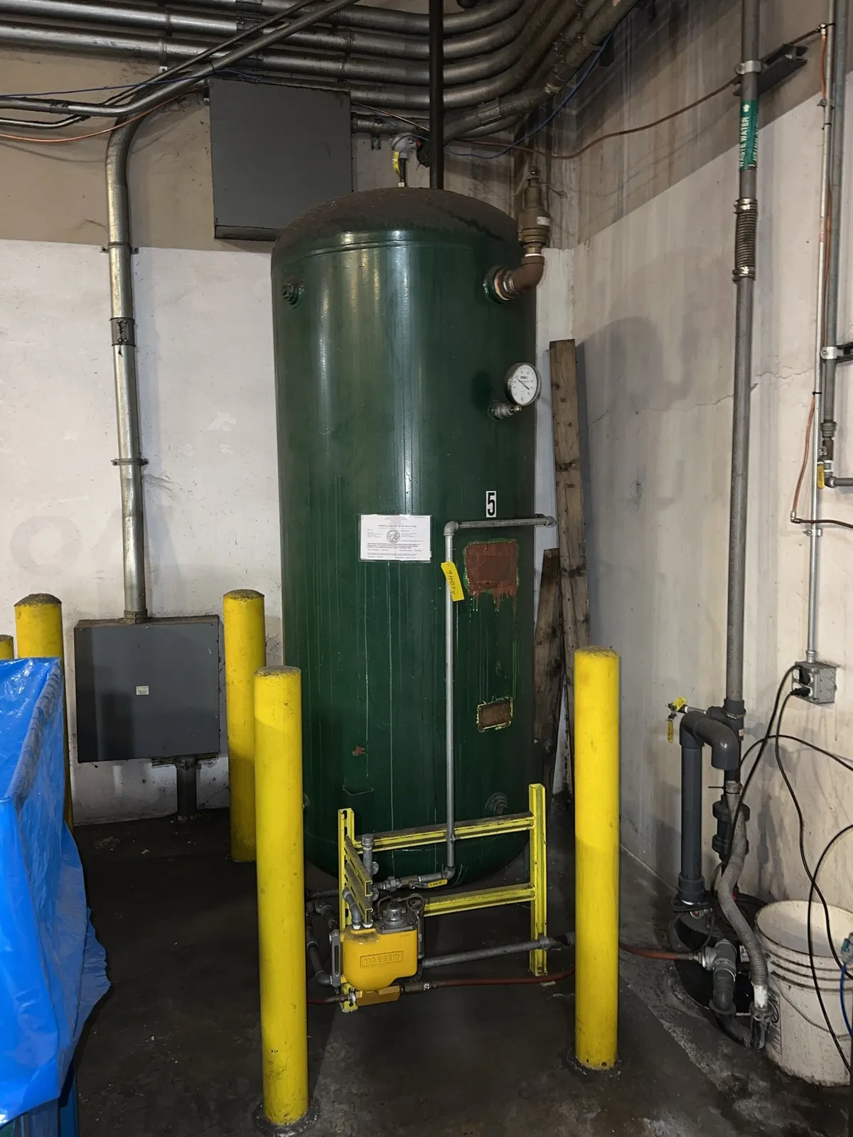 8-vertical-compressed-air-tank-approximately-350-400-gallons-mrjlujq8