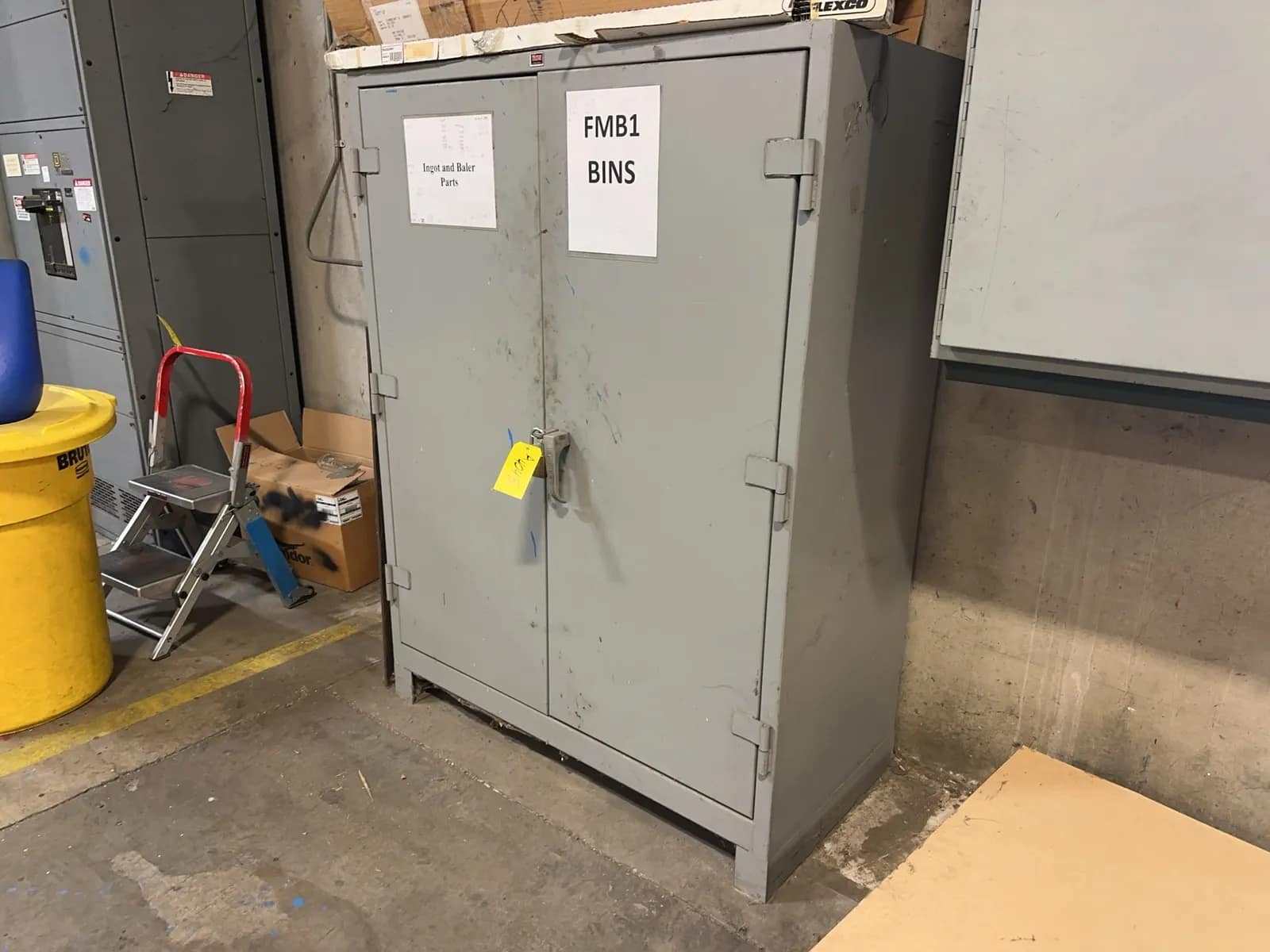 lyon-metal-storage-cabinet-contents-not-included-mrjucck6