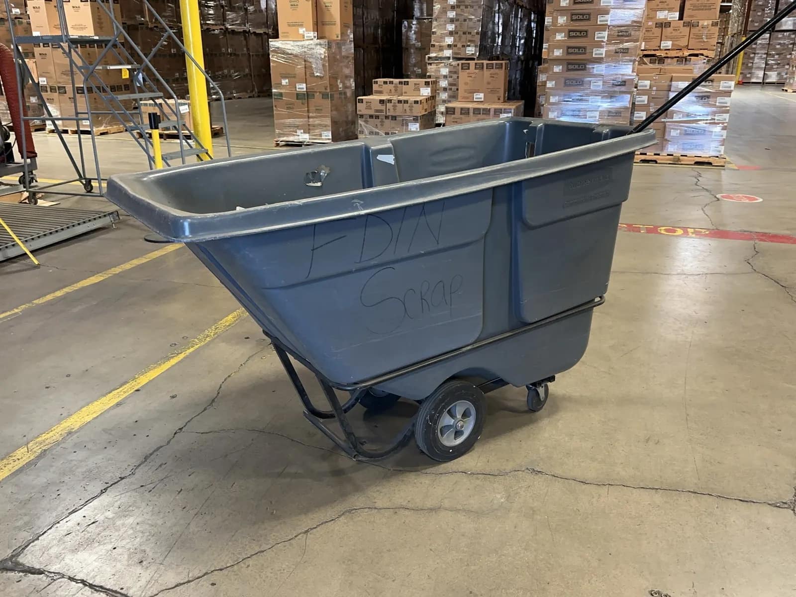 rubbermaid-trash-tilt-truck-mrm9vh63