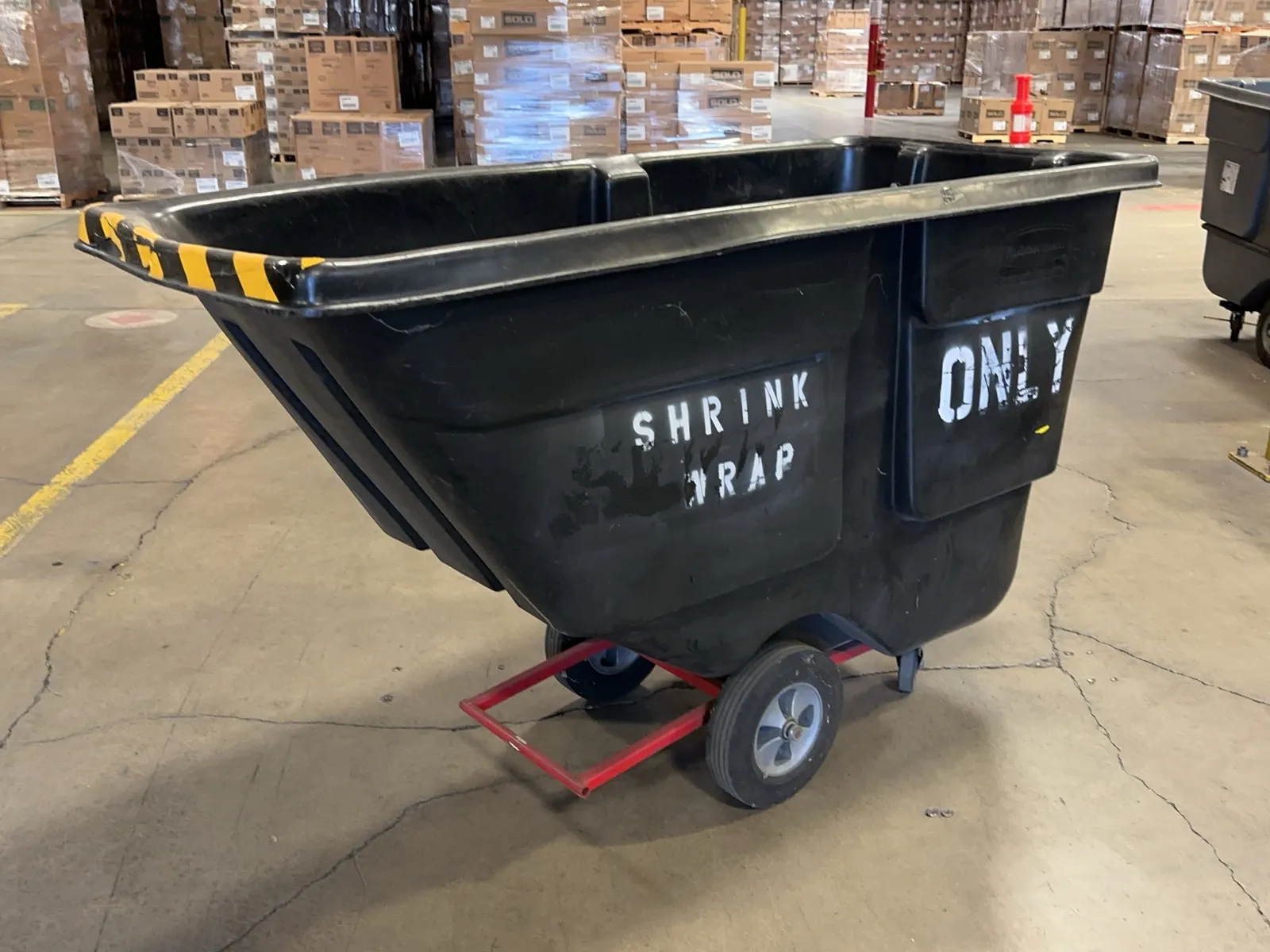 rubbermaid-trash-tilt-truck-mrm9vbuk