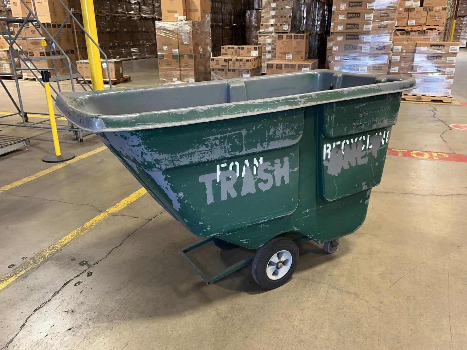 rubbermaid-trash-tilt-truck-mrm9wb1u