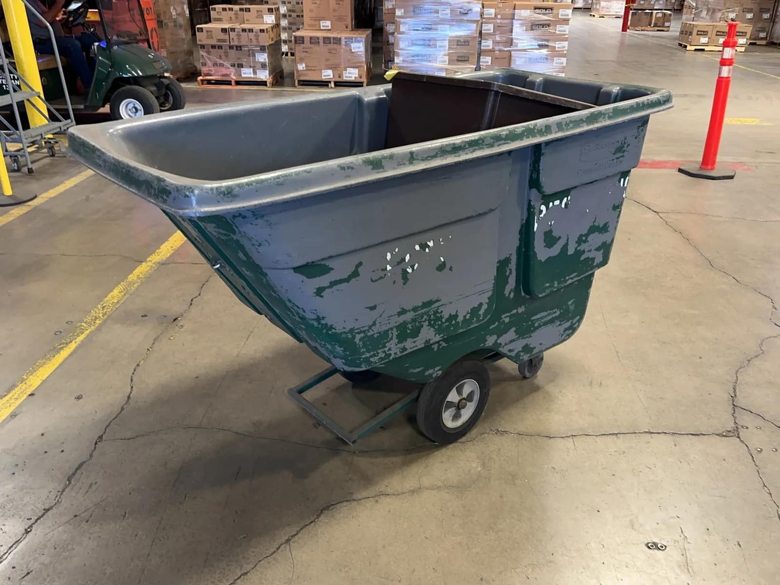 rubbermaid-trash-tilt-truck-mrm9wgqc