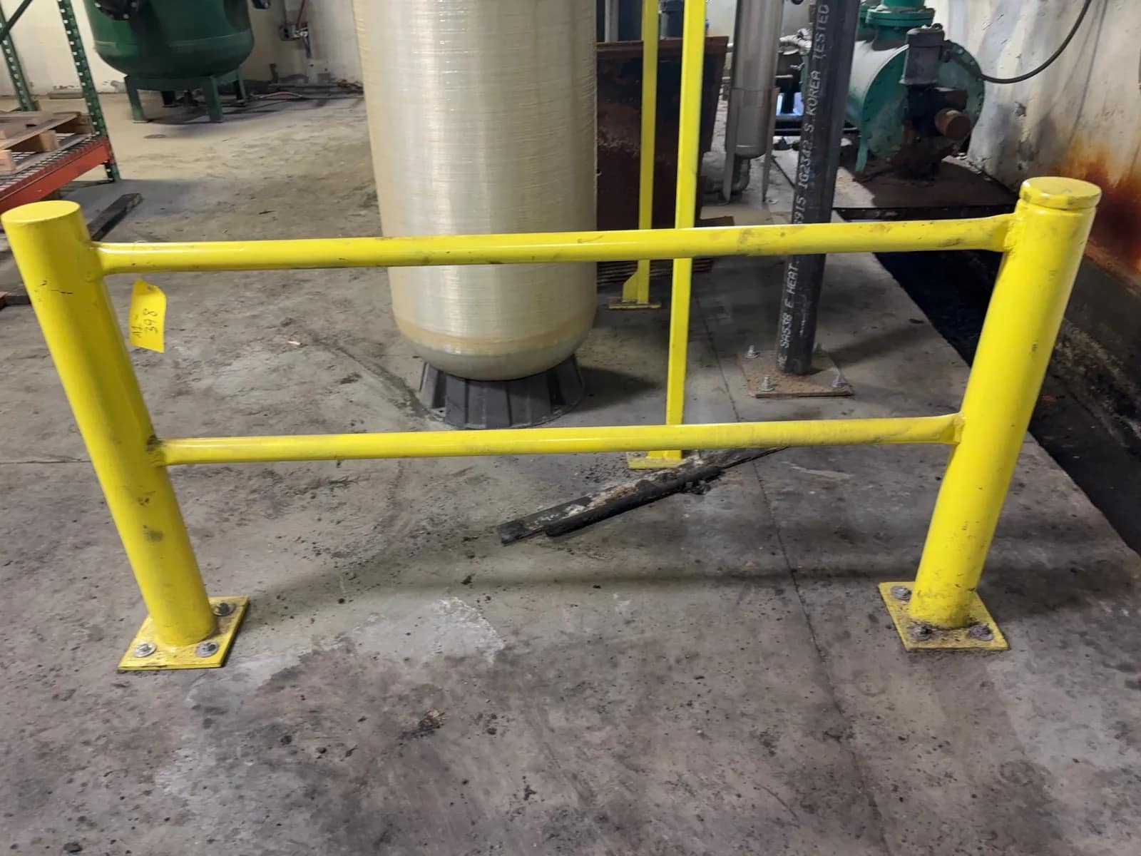 1-section-of-protective-guard-rail-mrjp9f89