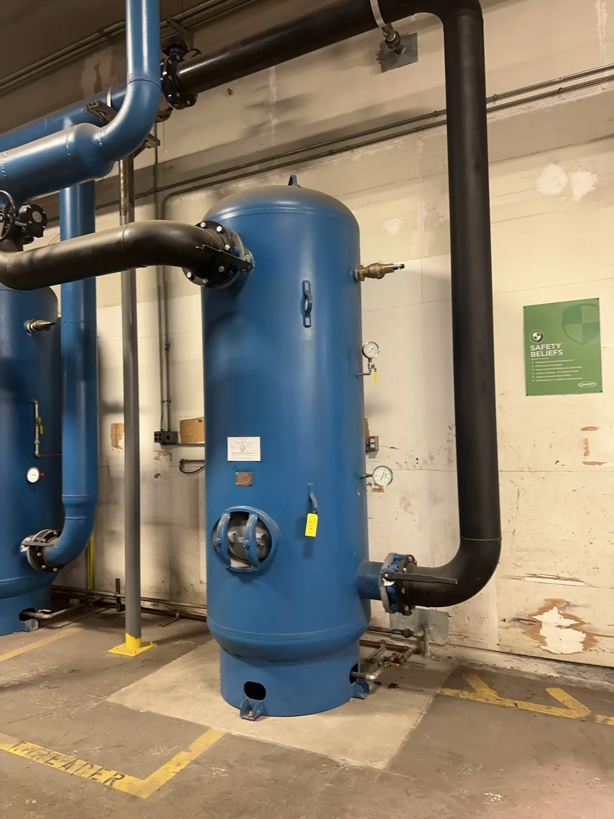 10-vertical-compressed-air-tank-approximately-500-550-gallons-mrjlx9ty