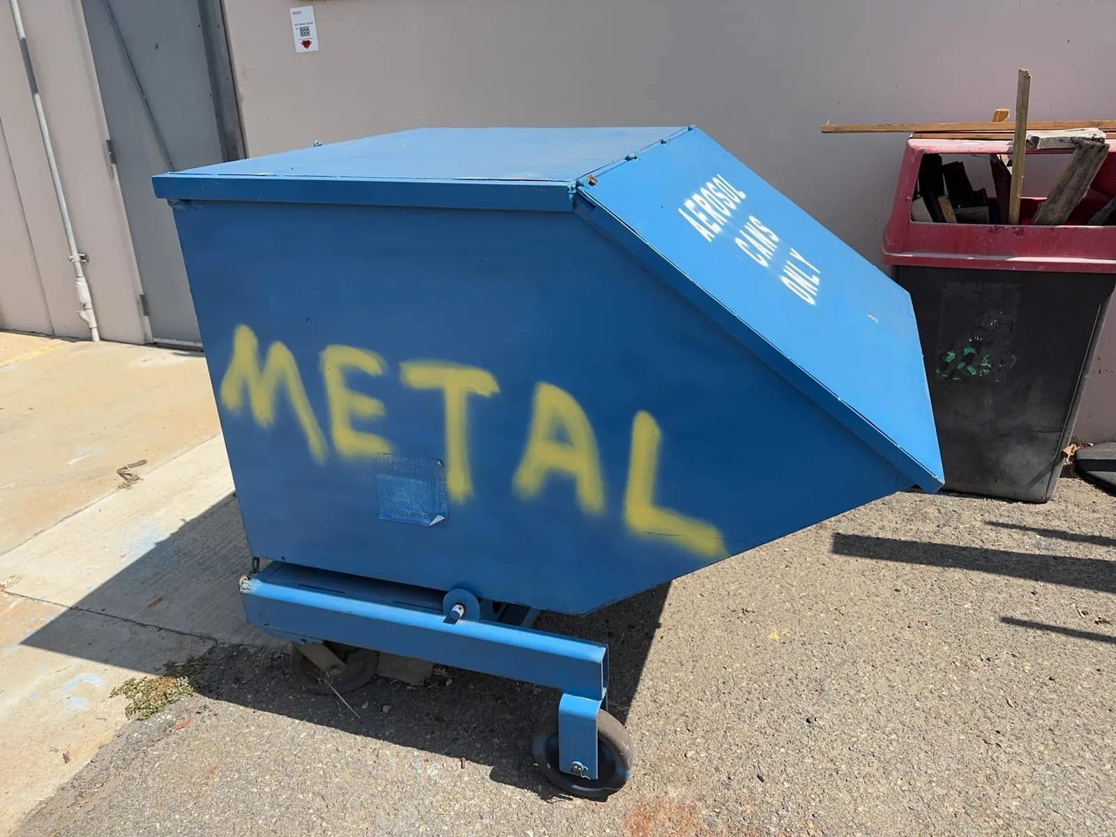 forklift-ready-metal-dump-hopper-on-casters-mrm9xu7m