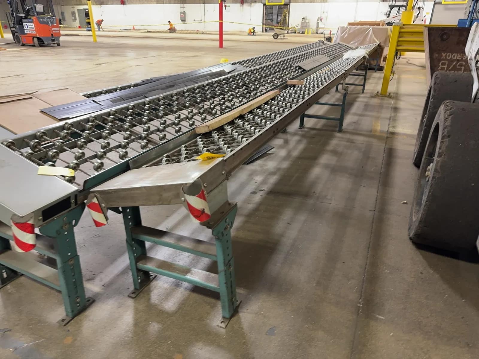 1-28-angled-roller-table-mrnx2pxy