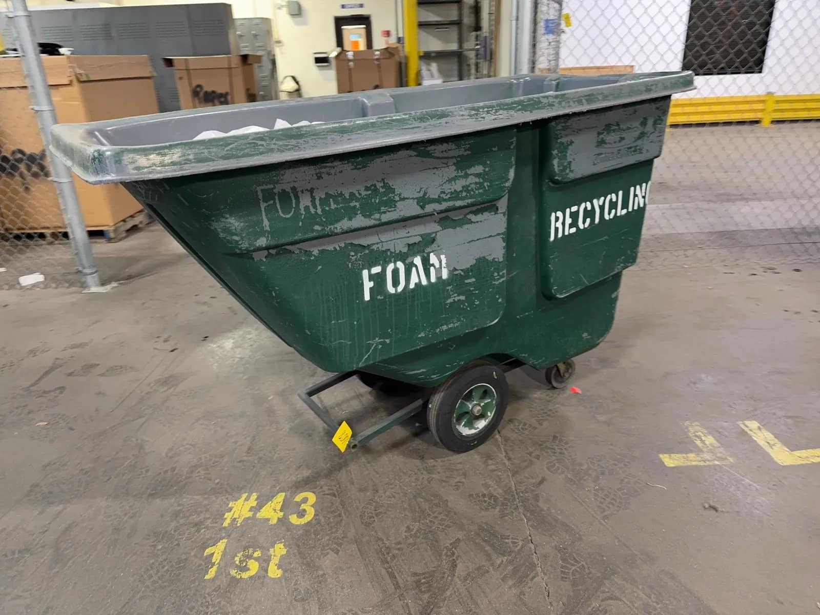 trash-tilt-truck-mrl9yf94