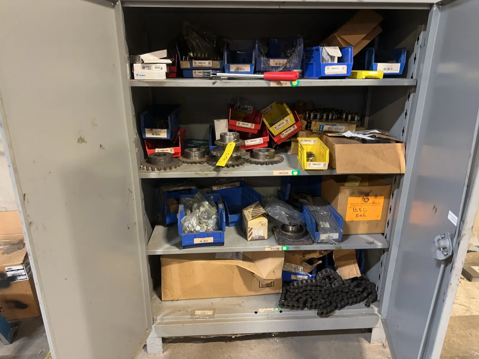 contents-of-cabinet-heavy-duty-sprockets-chain-banding-clippers-and-more-mrdq5kha