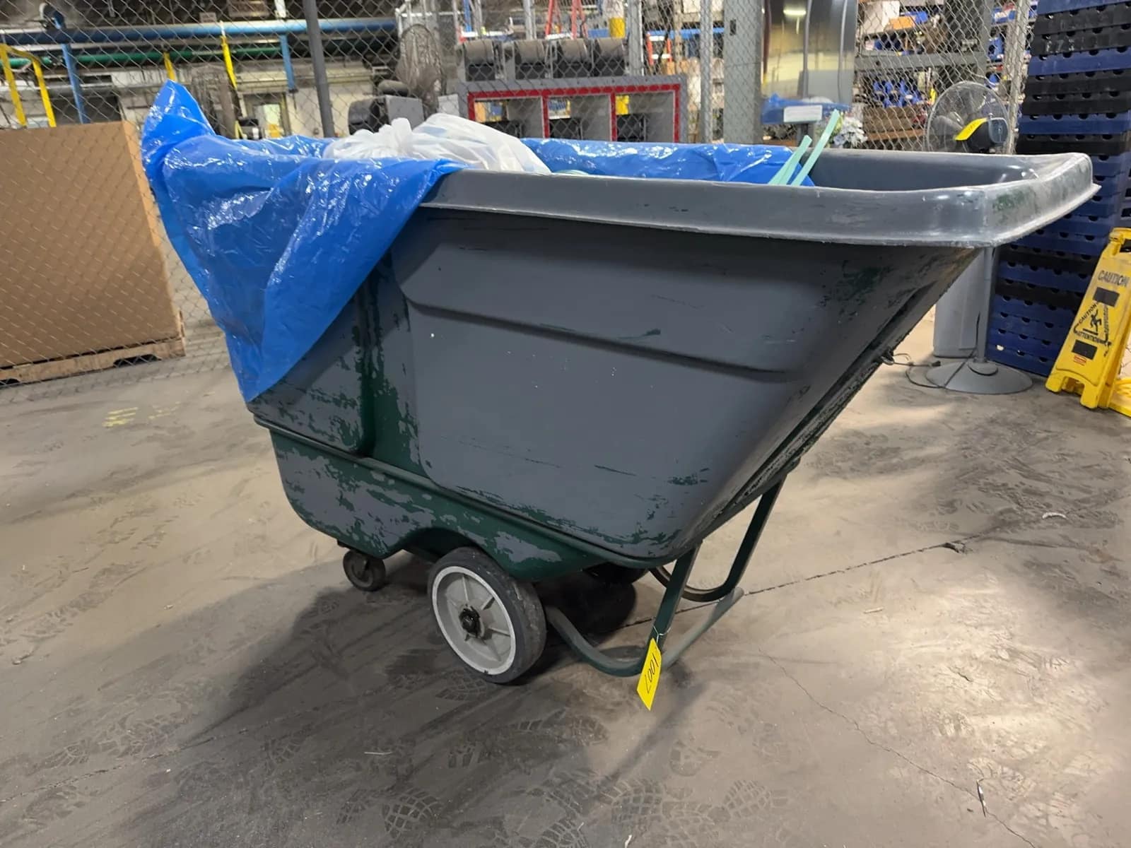 trash-tilt-truck-mrl9ya8r