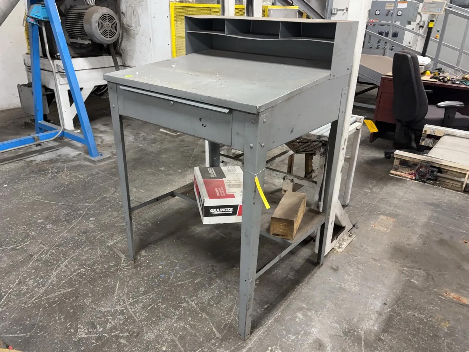 metal-work-station-mrmj9ctc