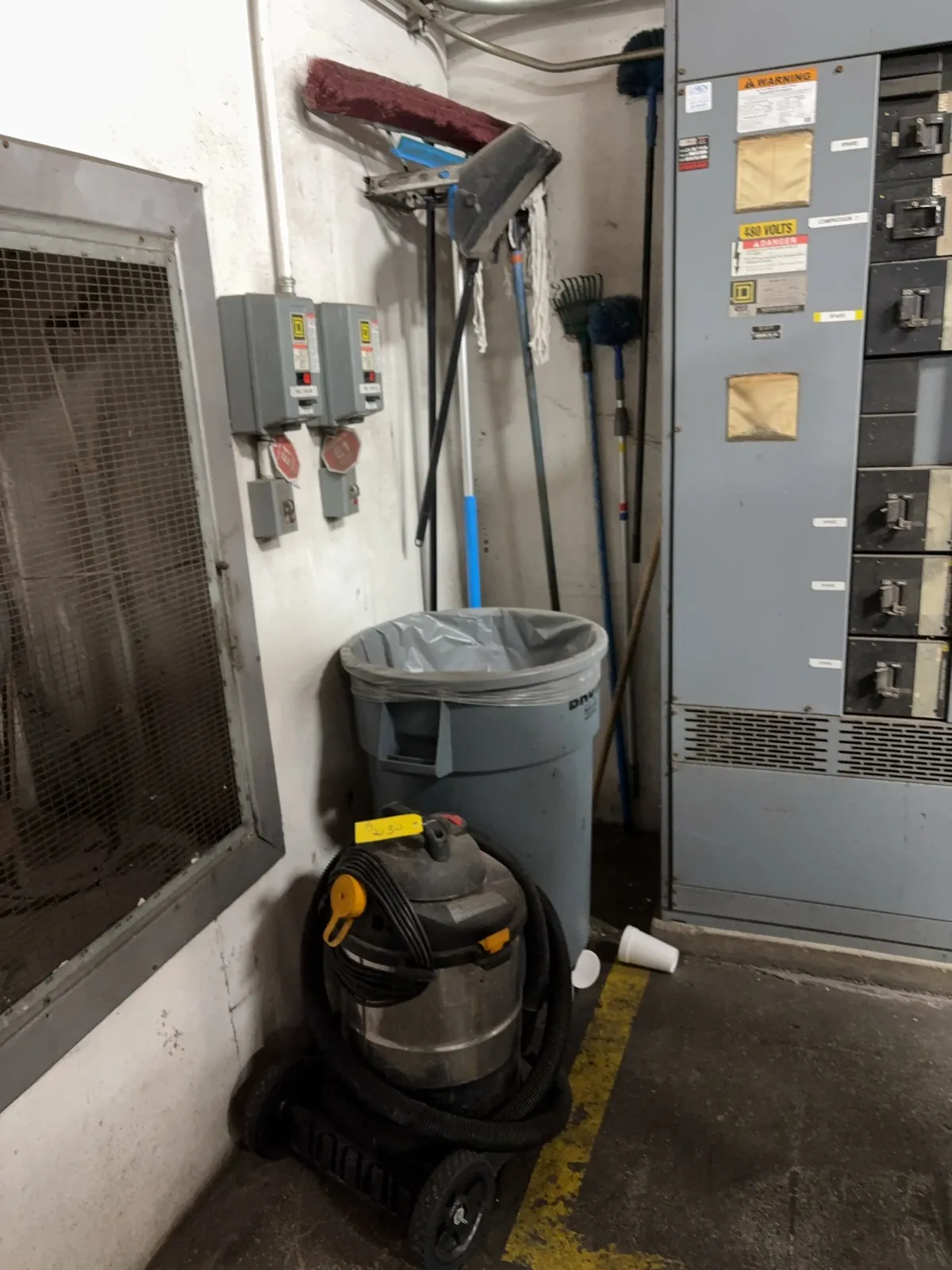 contents-of-section-shop-vac-wetdry-vacuum-waste-bin-and-assorted-cleaning-supplies-mrl46byg