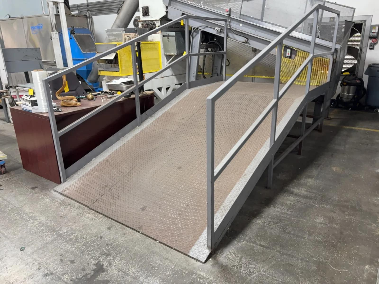 inclined-steel-ramp-mrjcu0x8