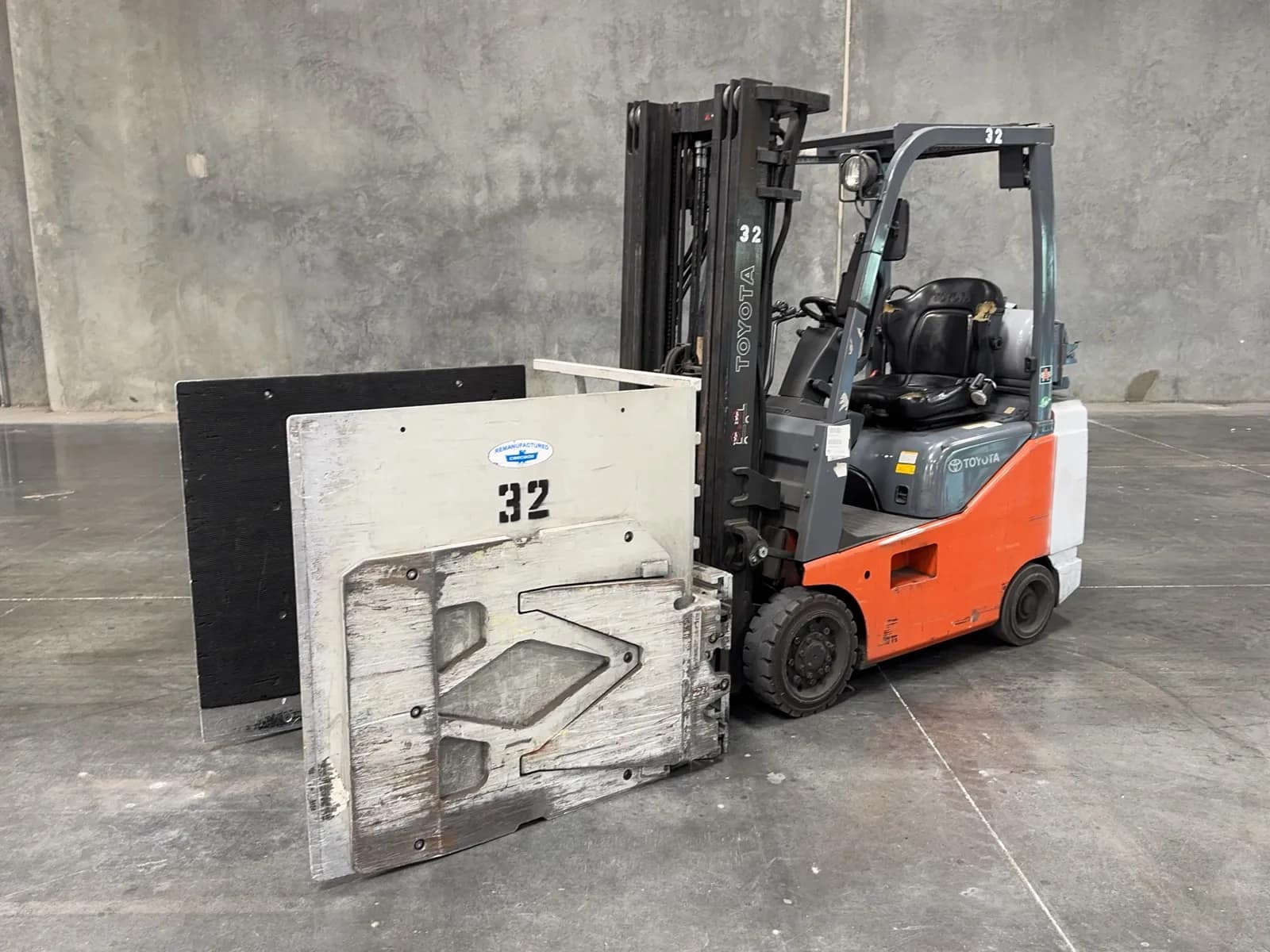 2011-toyota-4000lb-propane-forklift-with-cascade-clamp-attachment-mruztv74
