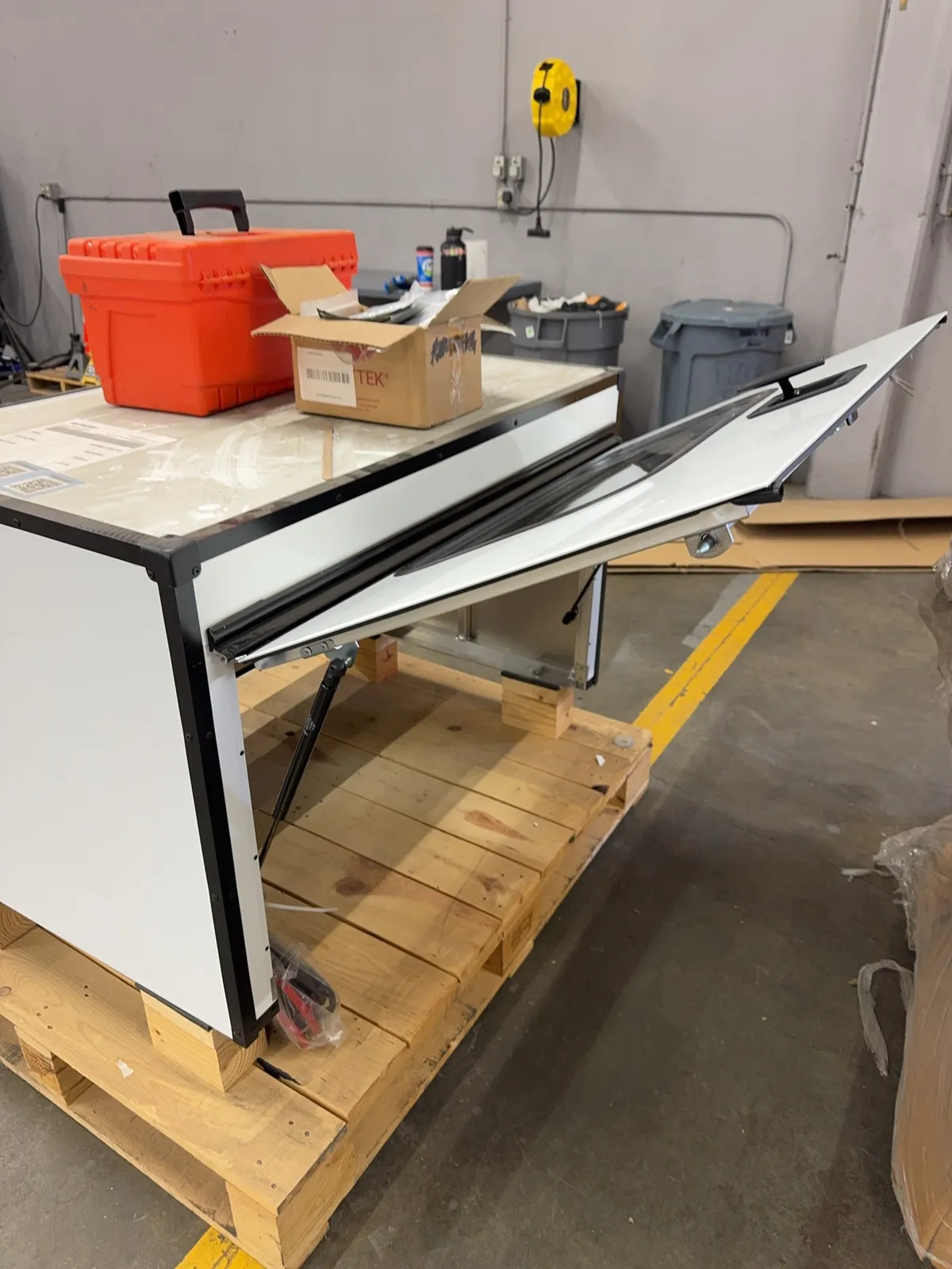 contents-of-pallet-polaris-unicover-toolbox-and-hardware-e64cd1