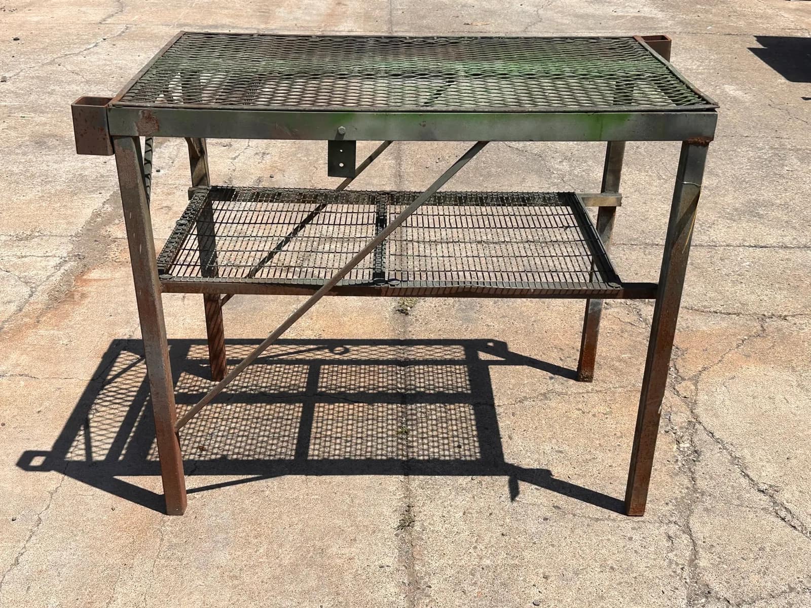 metal-mesh-work-table-mr9r0097