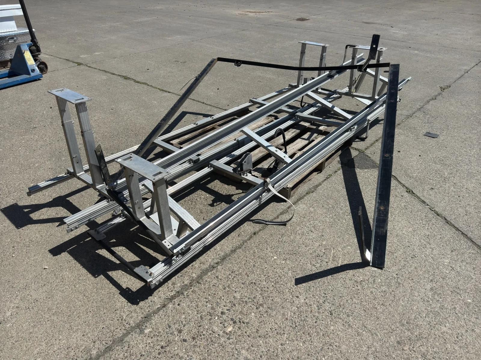 contents-of-pallet-3-rail-mounts-and-1-piece-of-scrap-steel-mr9ucvlt