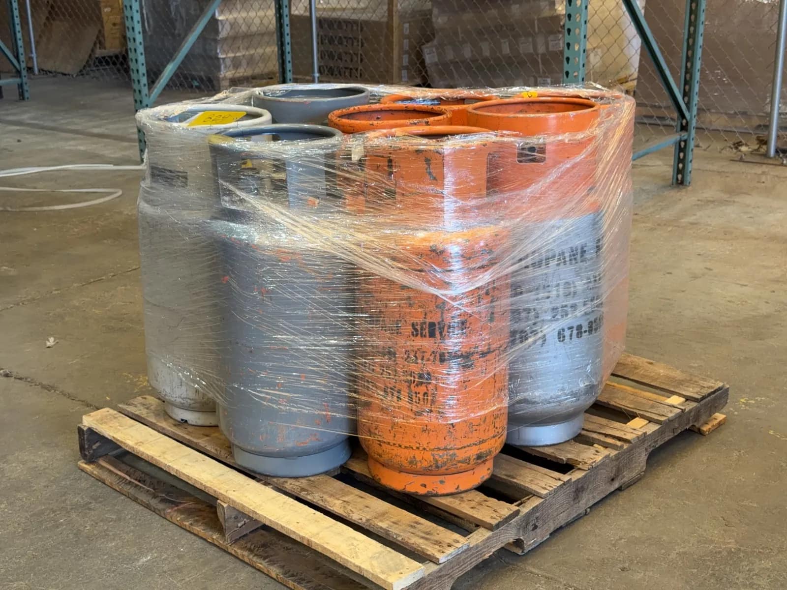 8-forklift-propane-cylinders-mrtsv0du