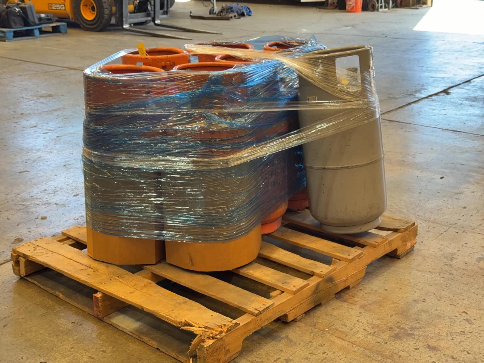 7-forklift-propane-cylinders-mrtsvd36